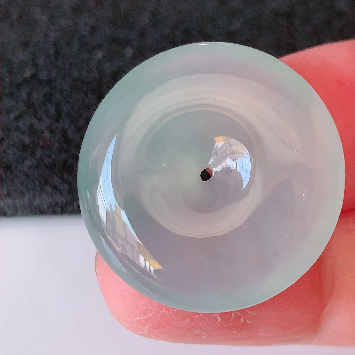 自然光实拍，冰种翡翠平安扣吊坠，玉扣，平安是福； 很美的料子， 平安扣佩戴优雅迷人！#12.31