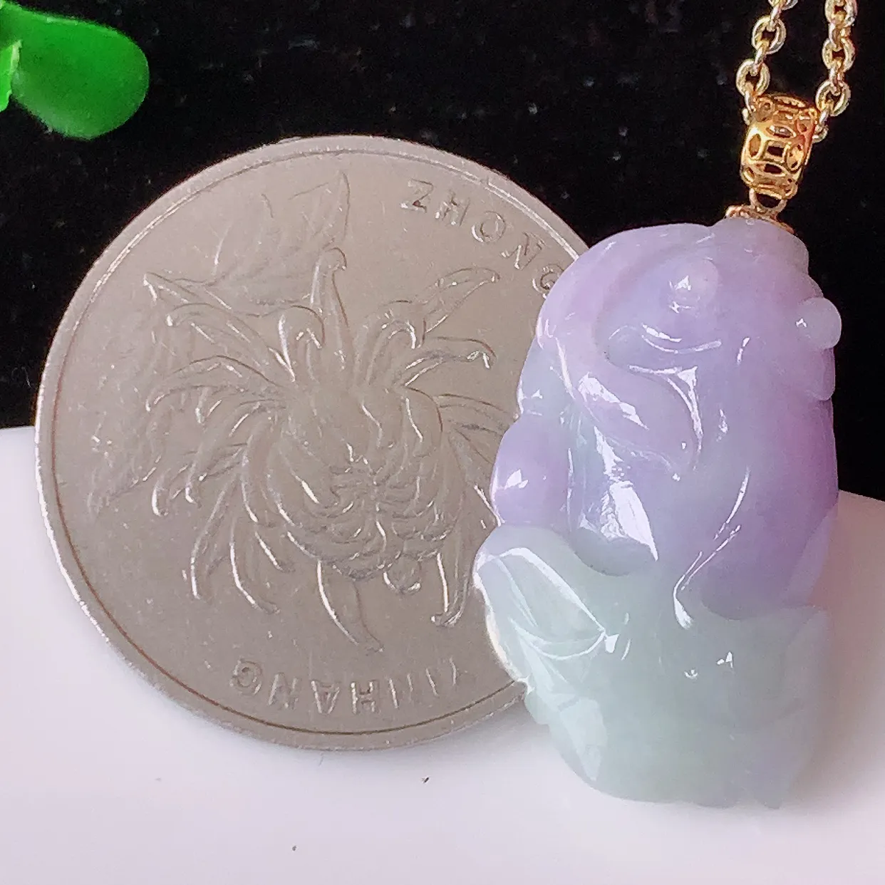 自然光实拍，18K金镶嵌冰润紫罗兰翡翠年年有余，自由自在玉吊坠，寓意财源广进，雕工婉约，栩栩如生，佩戴优雅迷人！#1.5