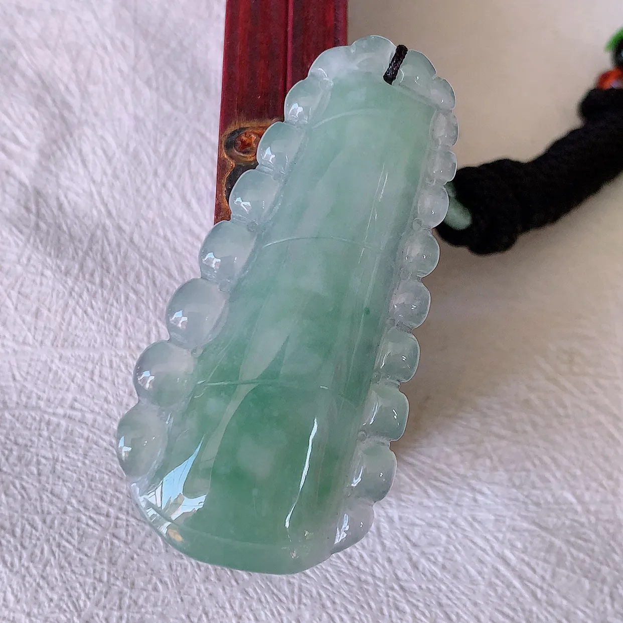 自然光实拍，冰种飘花翡翠竹节吊坠。竹节寓意“节节高，官运亨通，前程似锦，水润莹泽，清秀高雅， 佩戴精美！#57.31