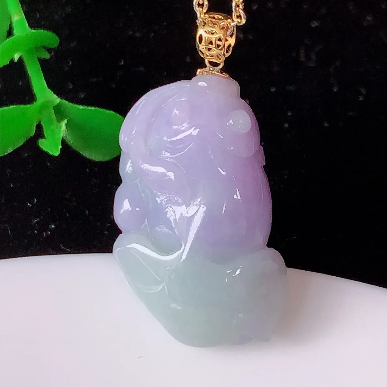 自然光实拍，18K金镶嵌冰润紫罗兰翡翠年年有余，自由自在玉吊坠，寓意财源广进，雕工婉约，栩栩如生，佩戴优雅迷人！#1.5