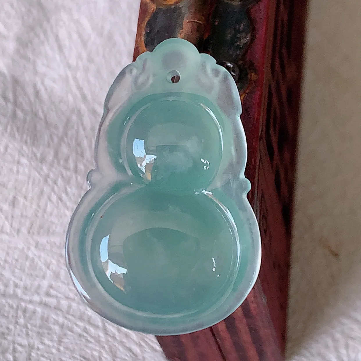 自然光实拍，冰种翡翠葫芦吊坠，葫芦寓意福禄双全，财源滚滚，饱满， 清新脱俗， 佩戴效果优雅迷人！#57.31