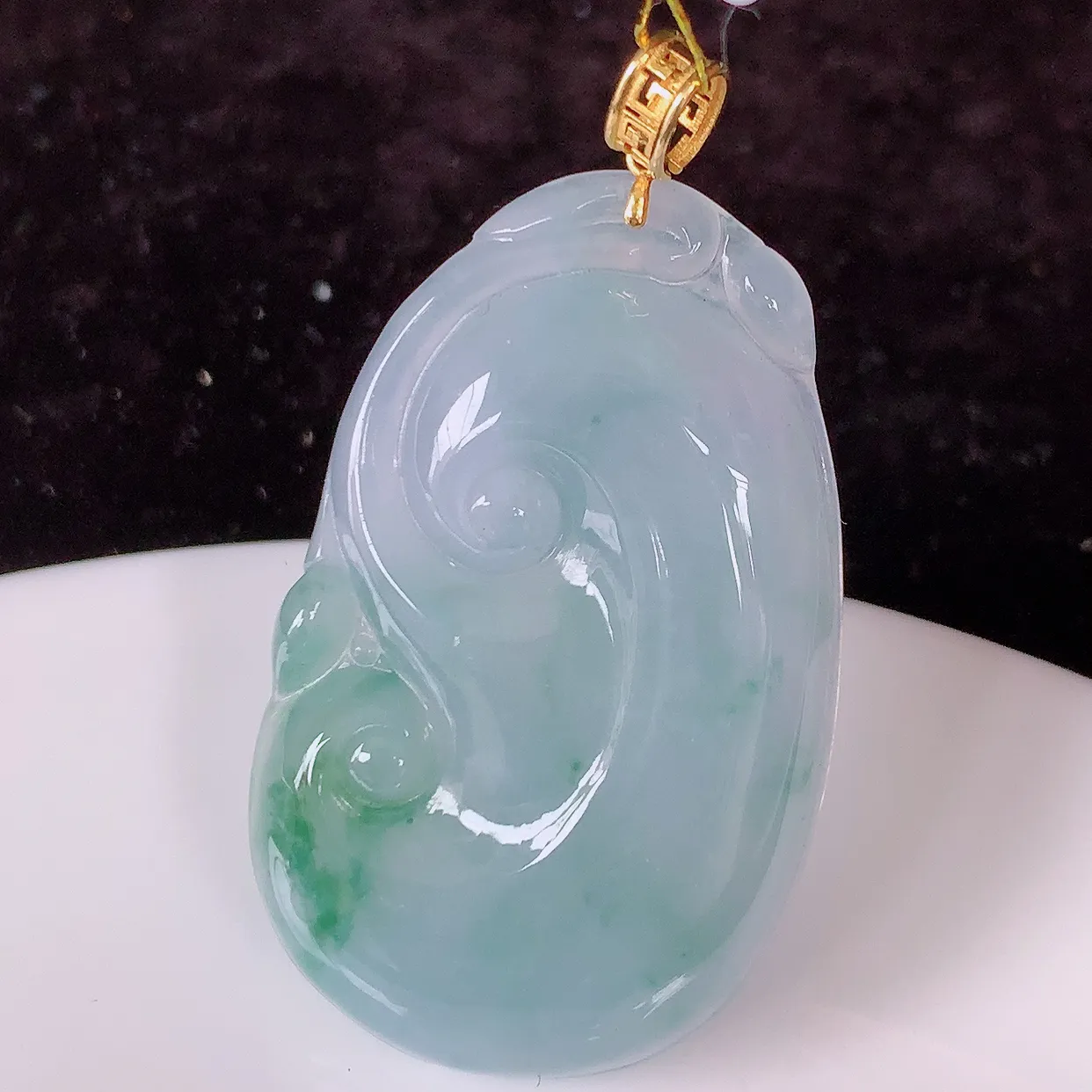 18k金镶嵌冰紫罗兰飘花翡翠如意吊坠，款式新颖，佩戴效果时尚出众，尽显气质，水润精细，美感十足。#35.5整体44.5-裸石39.5*24.5-5.6