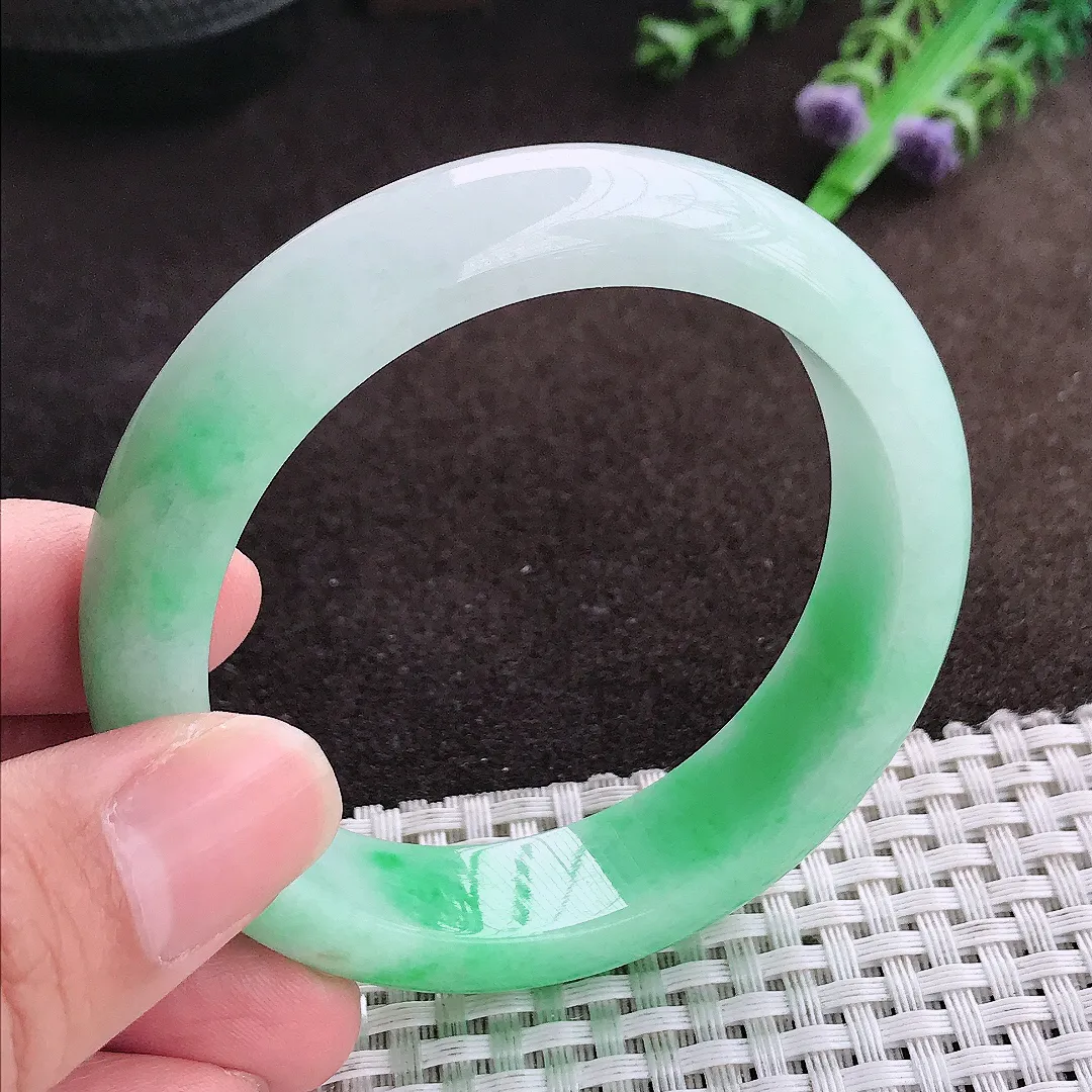 自然光54.5/14/8.2老坑精美温润飘绿手镯宽边翡翠玉镯美人镯