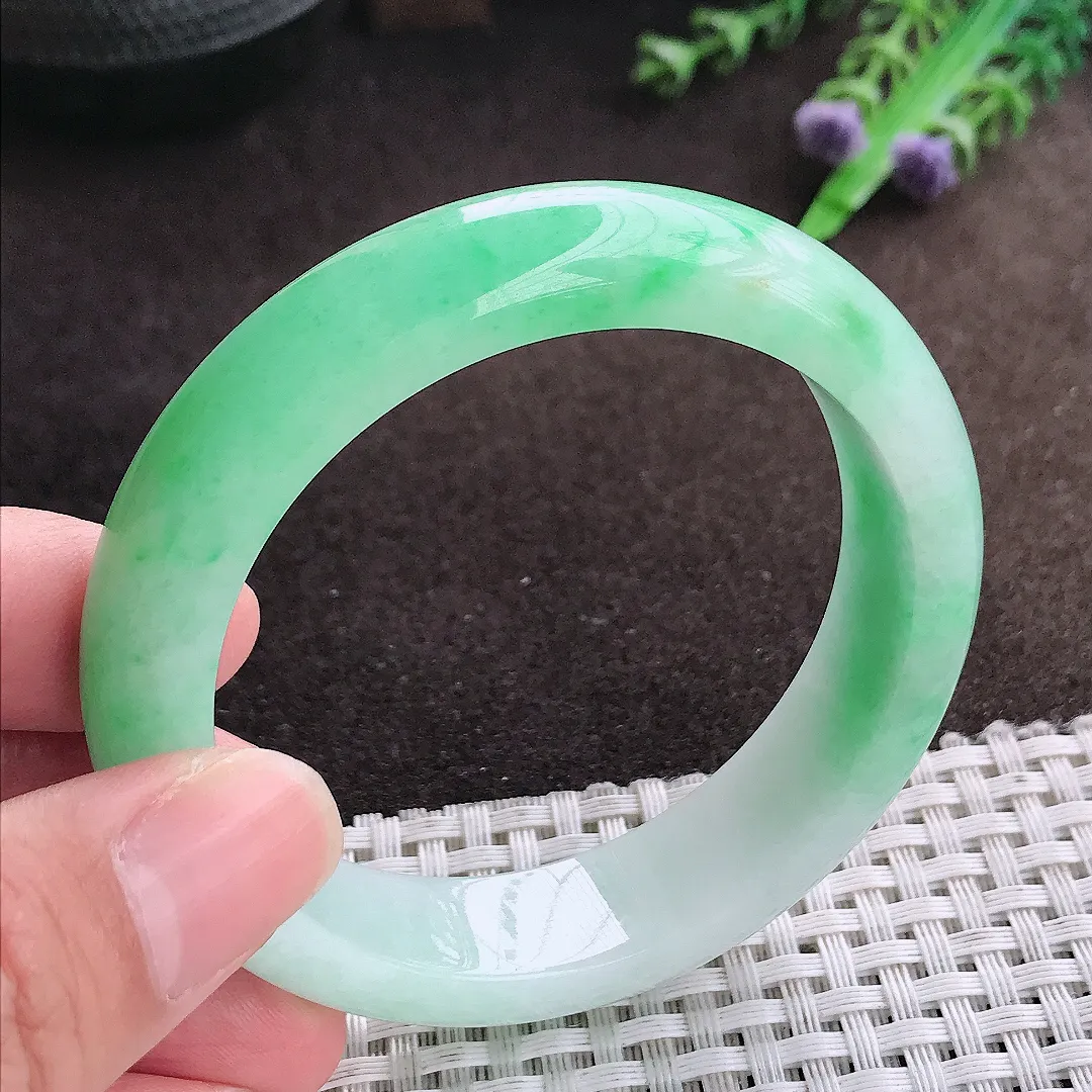 自然光54.5/14/8.2老坑精美温润飘绿手镯宽边翡翠玉镯美人镯