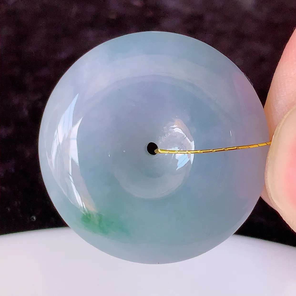 自然光实拍，水润紫罗兰飘花翡翠平安扣吊坠，品相佳，美感十足， 寓意平平安安， 平安扣佩戴精美时尚！#35.31