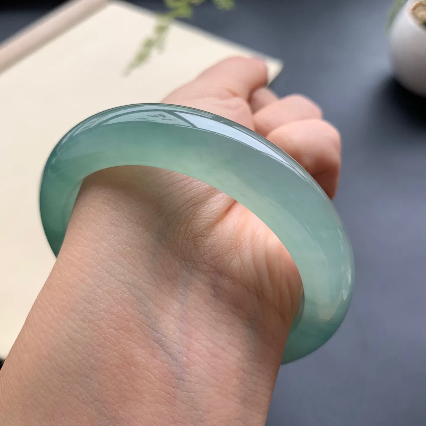 54圈口啤酒绿正圈手镯 尺寸：54-12.6-8.5，无纹裂，水润透亮，胶感十足