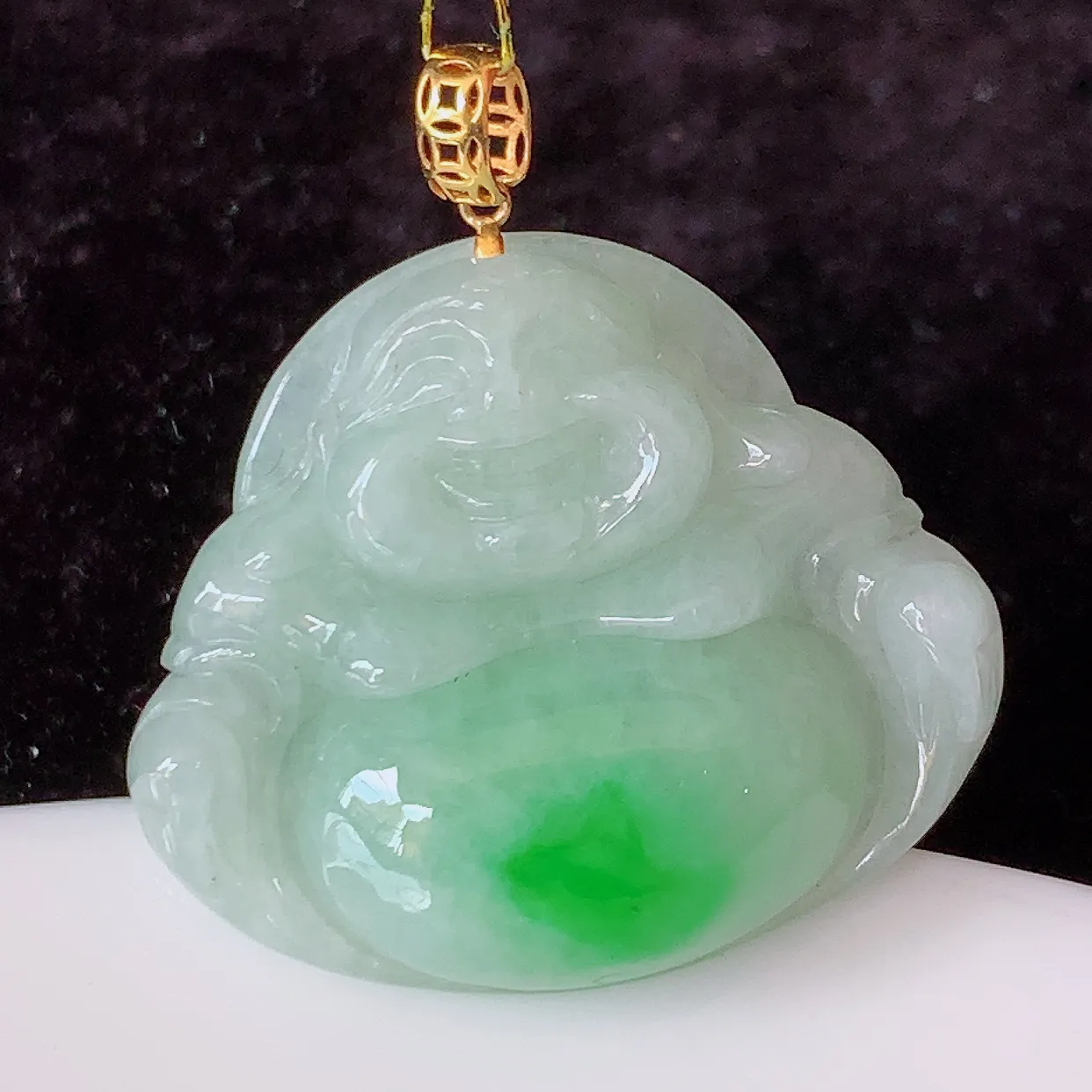 18k金镶嵌飘绿翡翠佛公吊坠，沁人心脾，精致典雅的设计，为佩戴者，增添色彩，送礼自留都是佳品选择！#35.31整体29裸石27.5*23.5*6.2 mm