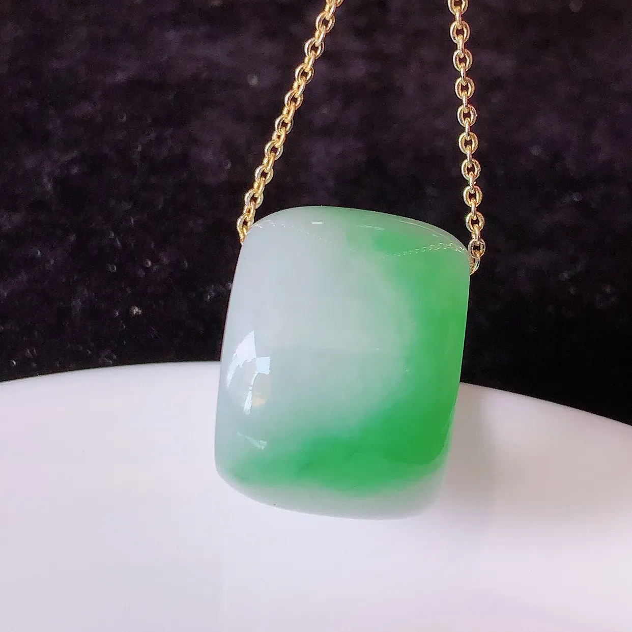 自然光实拍，冰润飘绿翡翠路路通吊坠，寓意好运连连，路路畅通，经典款式，财运滚滚， 路路通，佩戴效果更