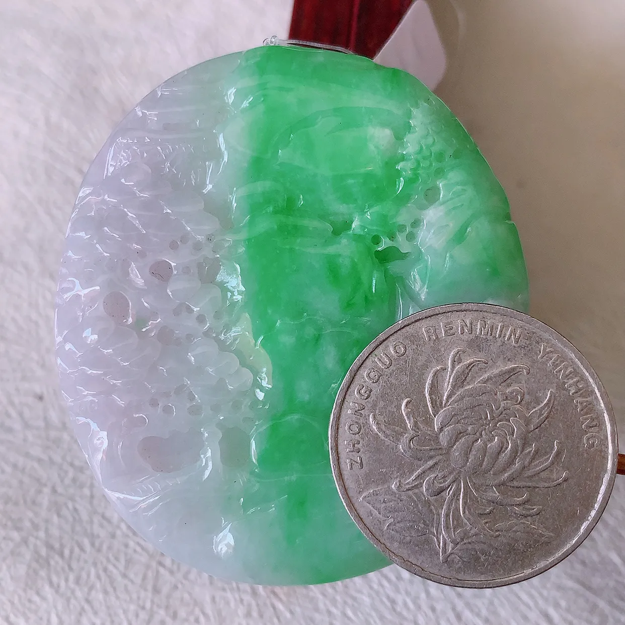 自然光实拍，冰润飘绿山水牌吊坠，翡翠山水，立体生动形象， 山水素材布局合理， 意境感佳， 佩戴上身效果更高贵 #49.31