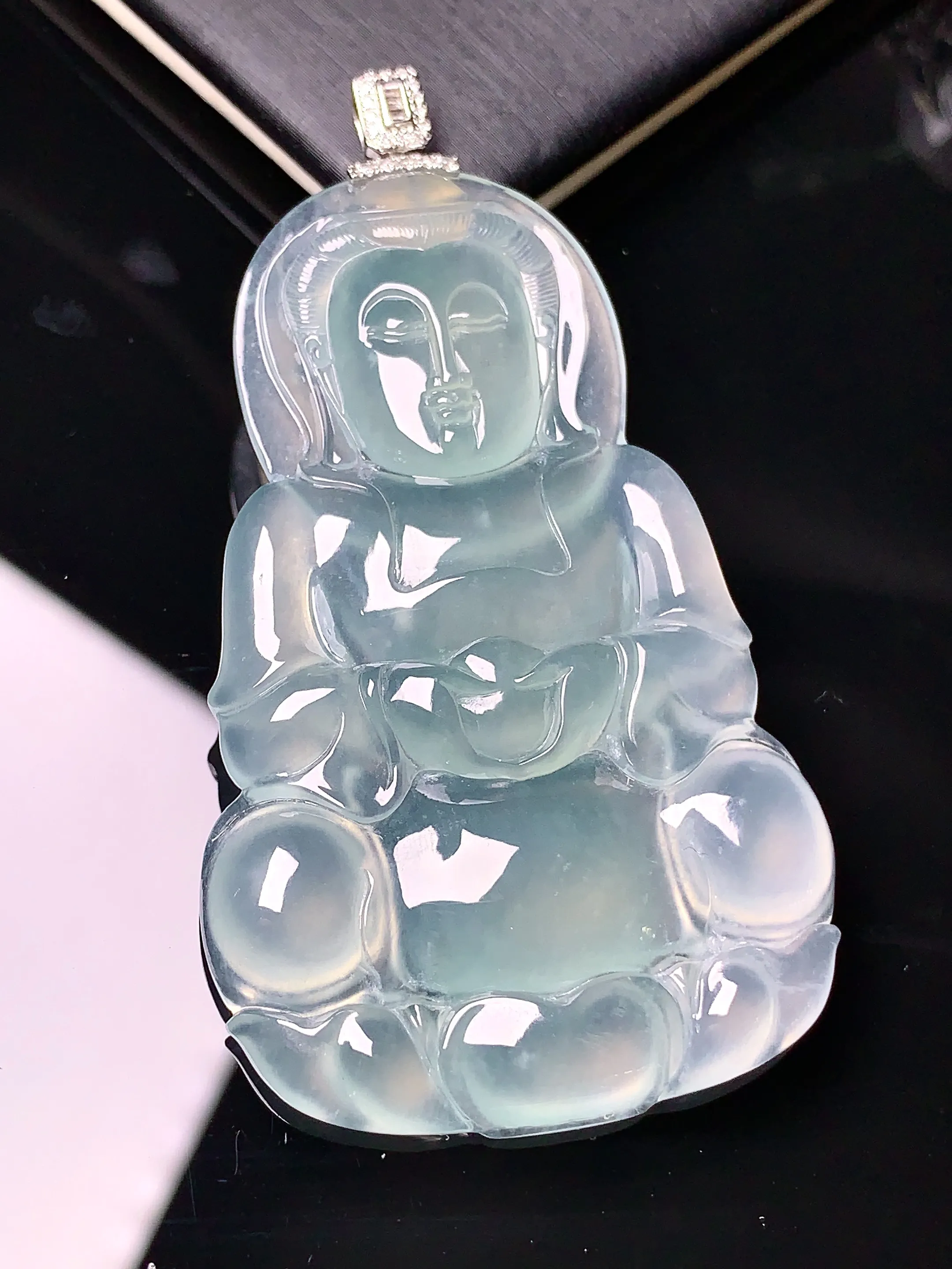 18k金钻镶嵌冰种观音菩萨吊坠 玉质细腻 色泽艳丽 整体尺寸44.5*35.5*5.5