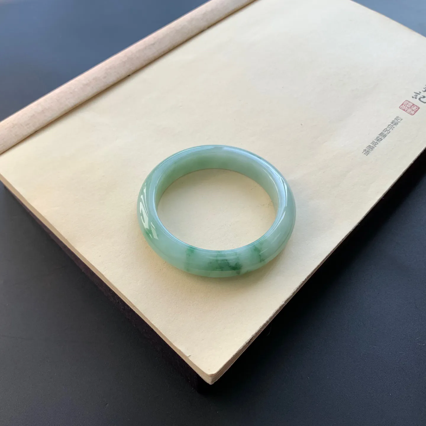 55.5圈口飘花正圈手镯 尺寸：55.5-12.5-8.6，无纹裂，细腻光滑，花色浓郁