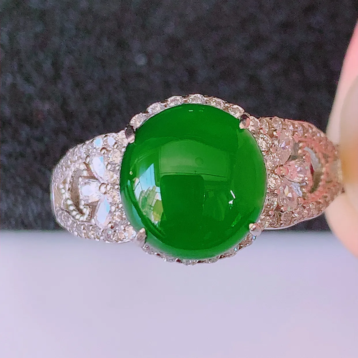 冰透满绿翡翠925银镶嵌戒指，自然光实拍，翠色灵动，颜色漂亮，种老水足，品相佳，佩戴佳品！#97.3