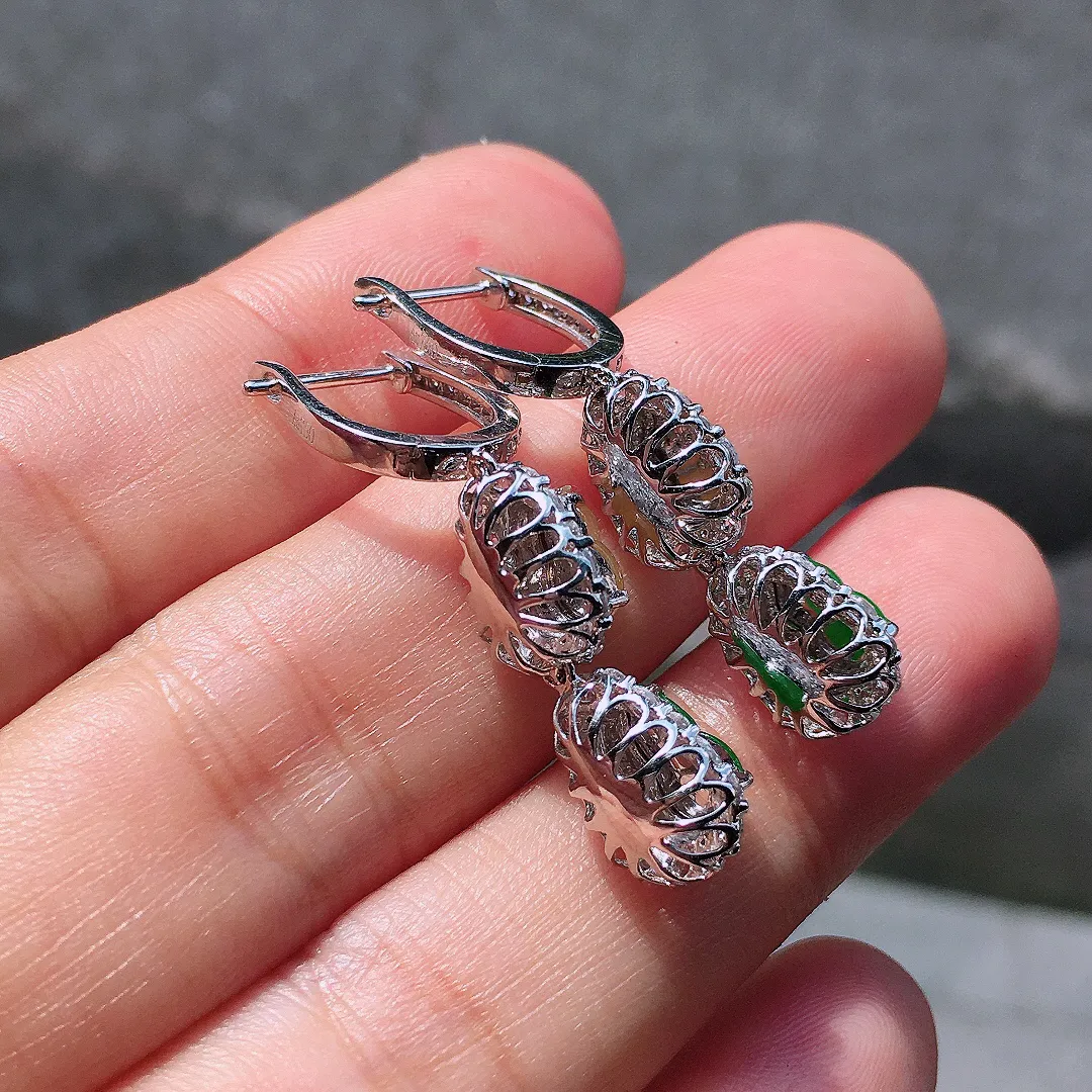 （黄+绿）二合一耳坠，色泽均匀艳丽，玉质细腻，荧光感超
强，饱满圆润，尽显优雅气质，18k
金豪华镶嵌