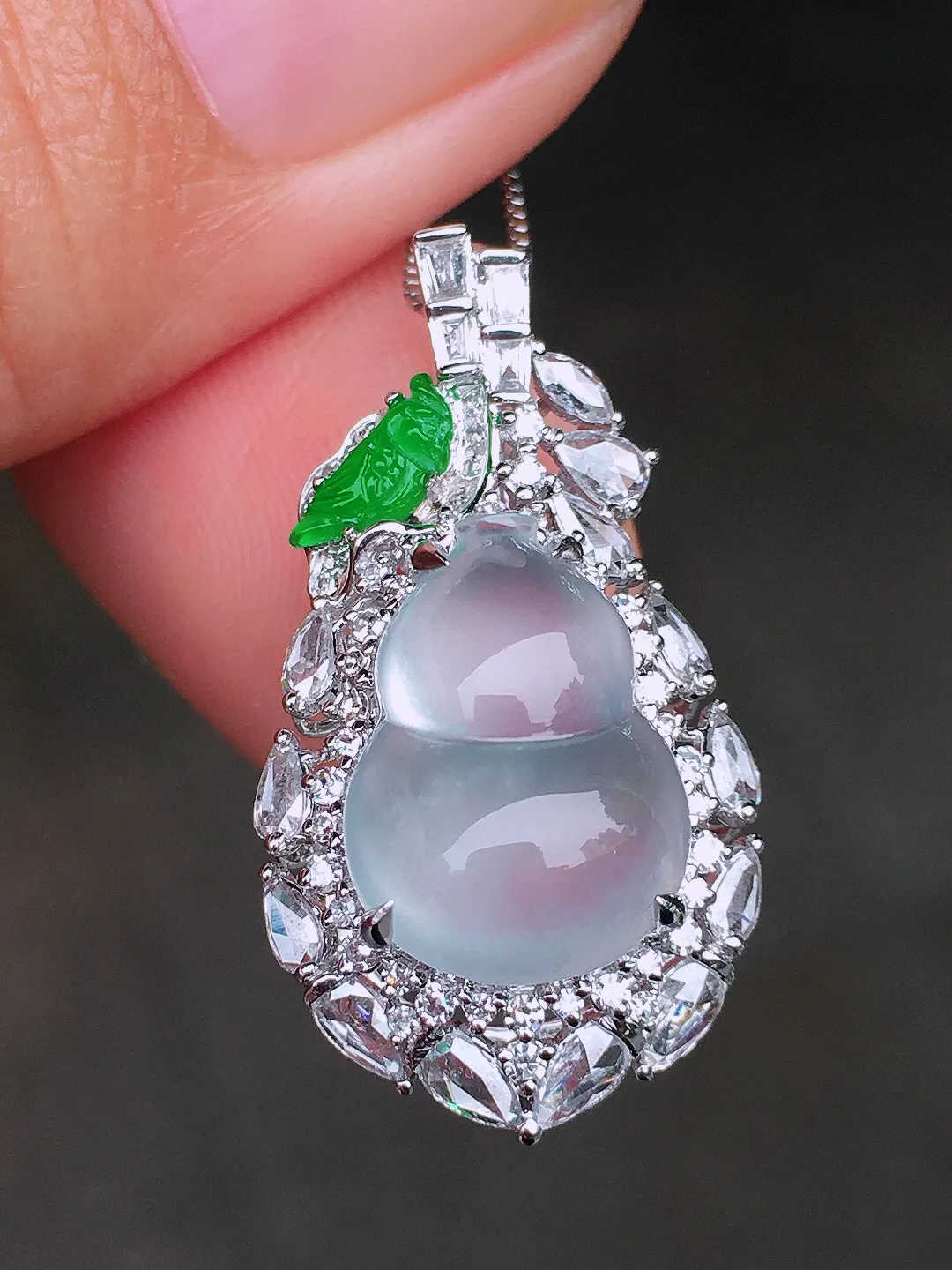 玻璃种葫芦吊坠，玉质细腻，荧光感超
强，饱满圆润，尽显优雅气质，18k
金豪华镶嵌