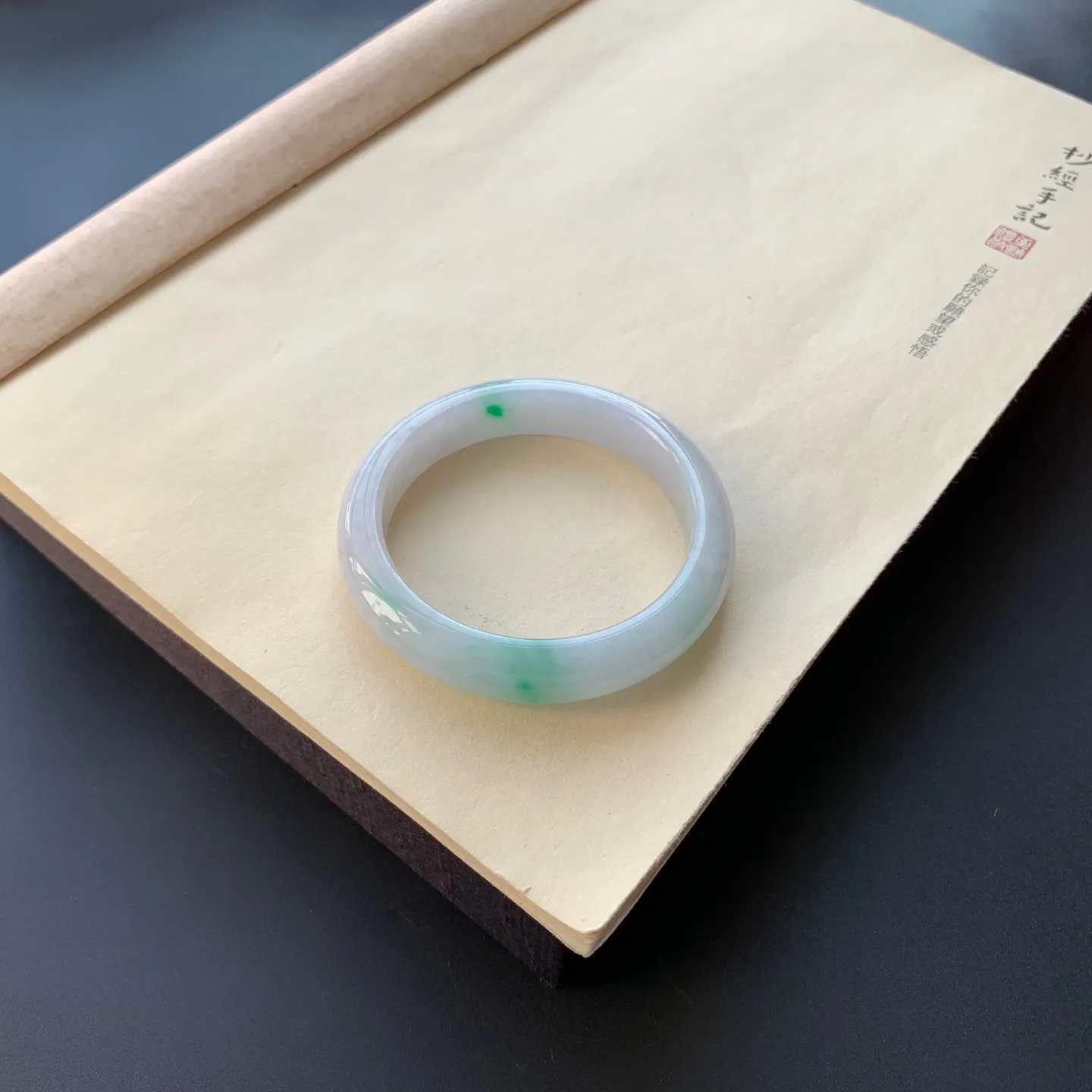 54圈口飘绿正圈手镯 尺寸：54-11.8-8.2，无纹裂，细腻光滑，色泽靓丽