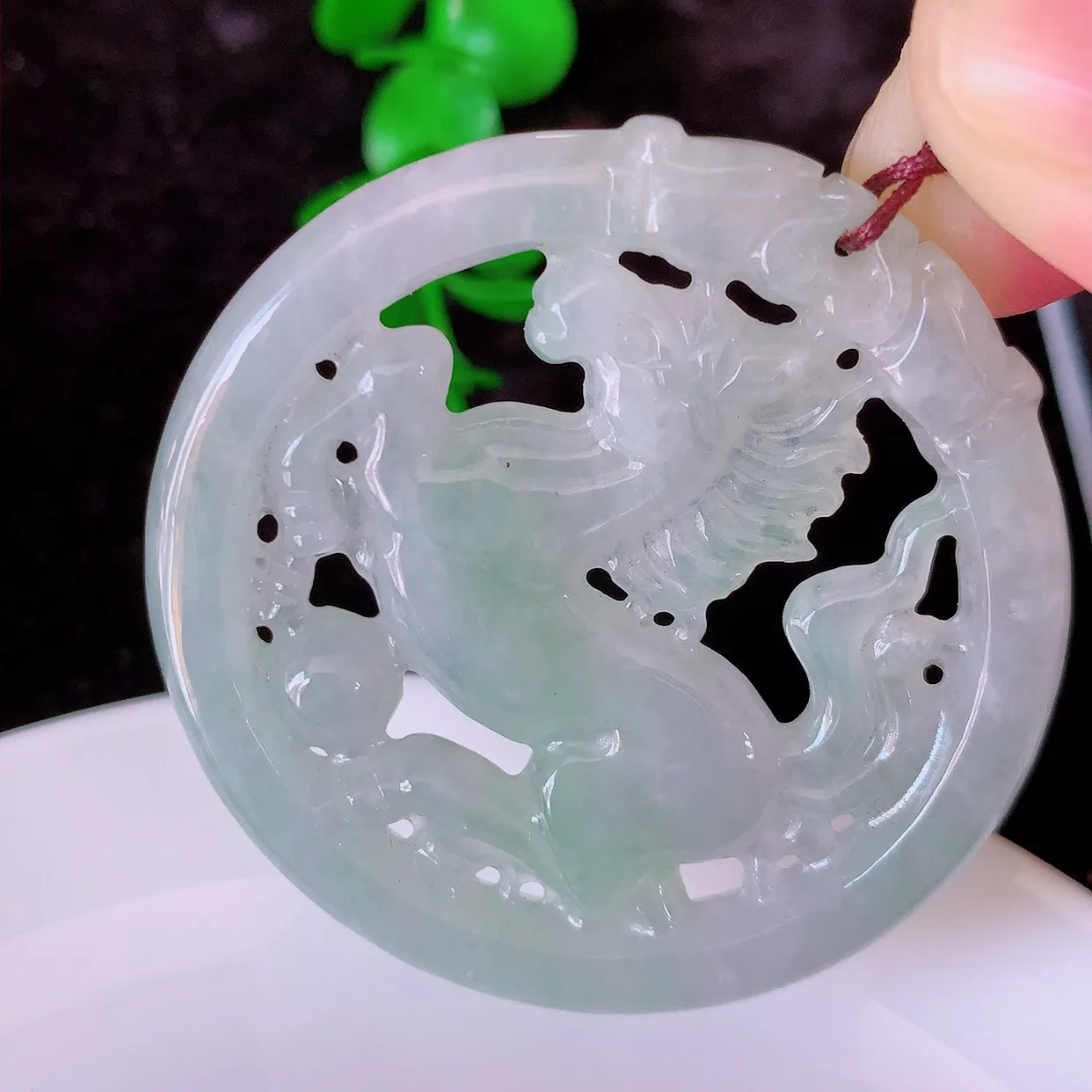 自然光实拍，特色镂空雕冰飘花翡翠生肖马吊坠，种老水足，雕工精湛 ，寓意美好， 佩戴时尚出众！#57.31