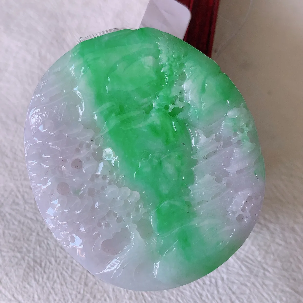 自然光实拍，冰润飘绿山水牌吊坠，翡翠山水，立体生动形象， 山水素材布局合理， 意境感佳， 佩戴上身效果更高贵 #49.31