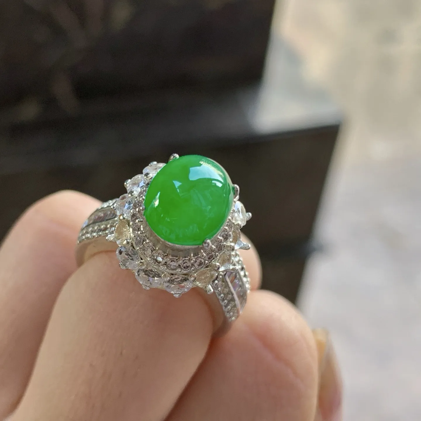 辣绿色戒面^_^颜色浓郁 鲜艳