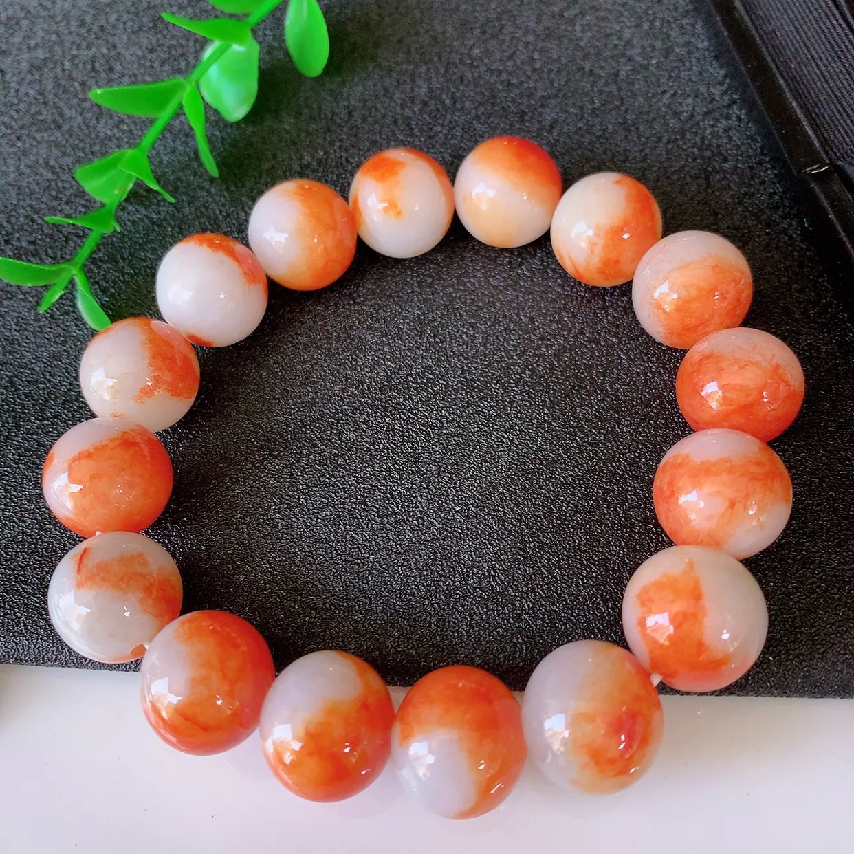 自然光实拍，冰润黄翡双彩翡翠手串手链，种老水足，冰清玉润   颜色漂亮  #46.31取一尺寸12.8mm