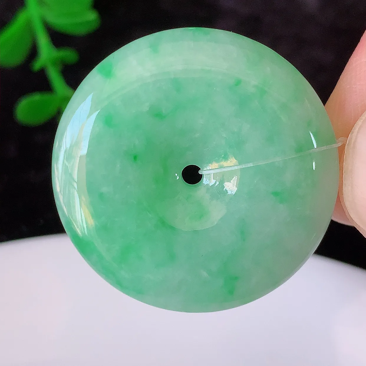 自然光实拍，冰润飘绿翡翠平安扣吊坠，形体饱满圆润，平安扣肥嘟嘟的，平平安安，种水很好， 配戴精美！#49.31