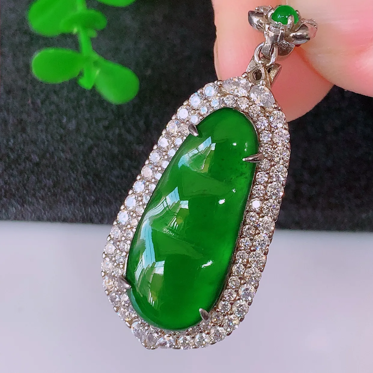 冰透满绿翡翠925银镶嵌四季豆吊坠，自然光实拍，翠色灵动，颜色漂亮，种老水足，品相佳，佩戴佳品！#97.31整体41*16.8*10.5裸石24.2*  10mm