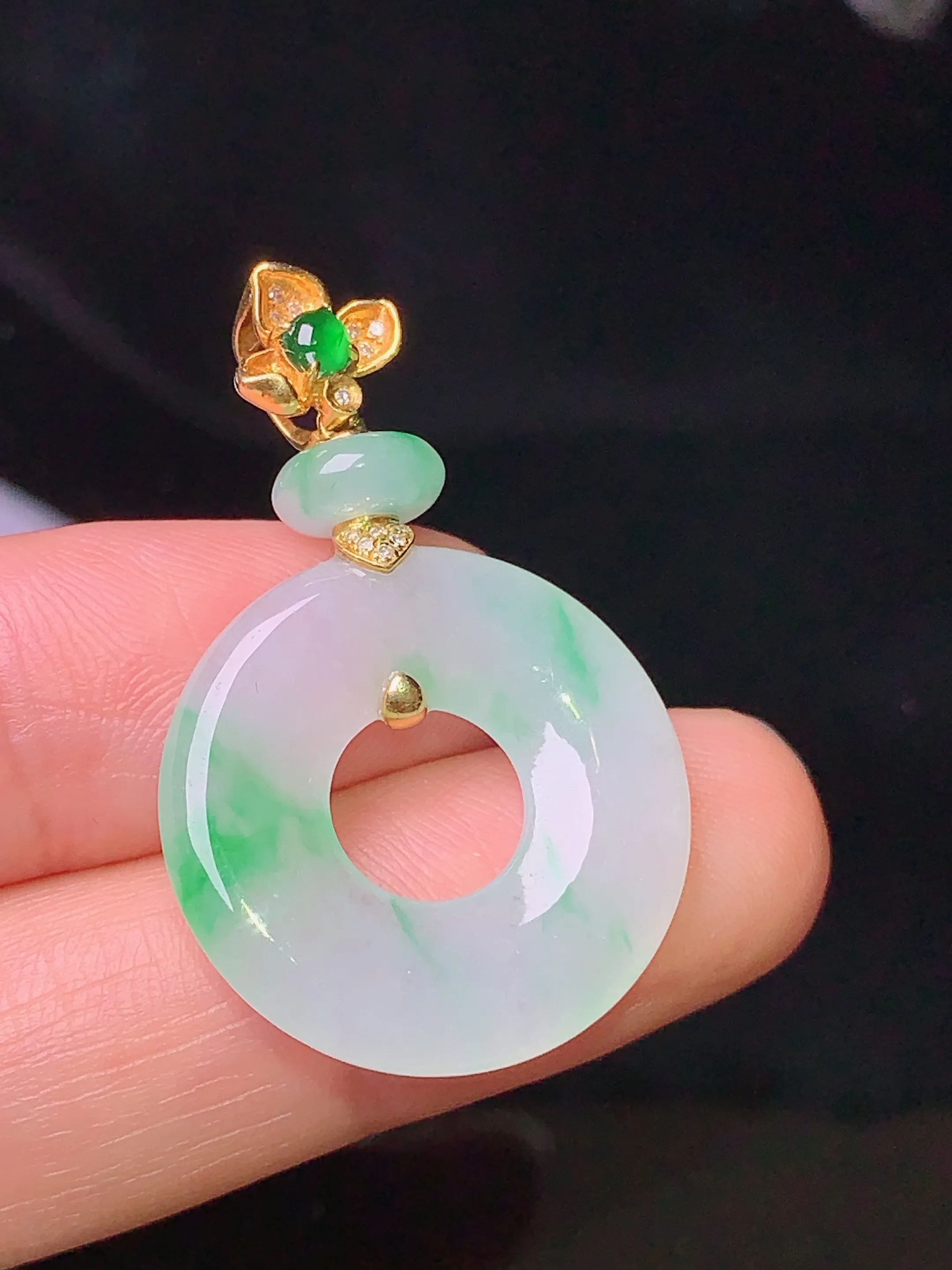 18k金钻镶嵌飘绿平安环吊坠 玉质细腻 色泽艳丽 整体尺寸34.3*22.2*3.8