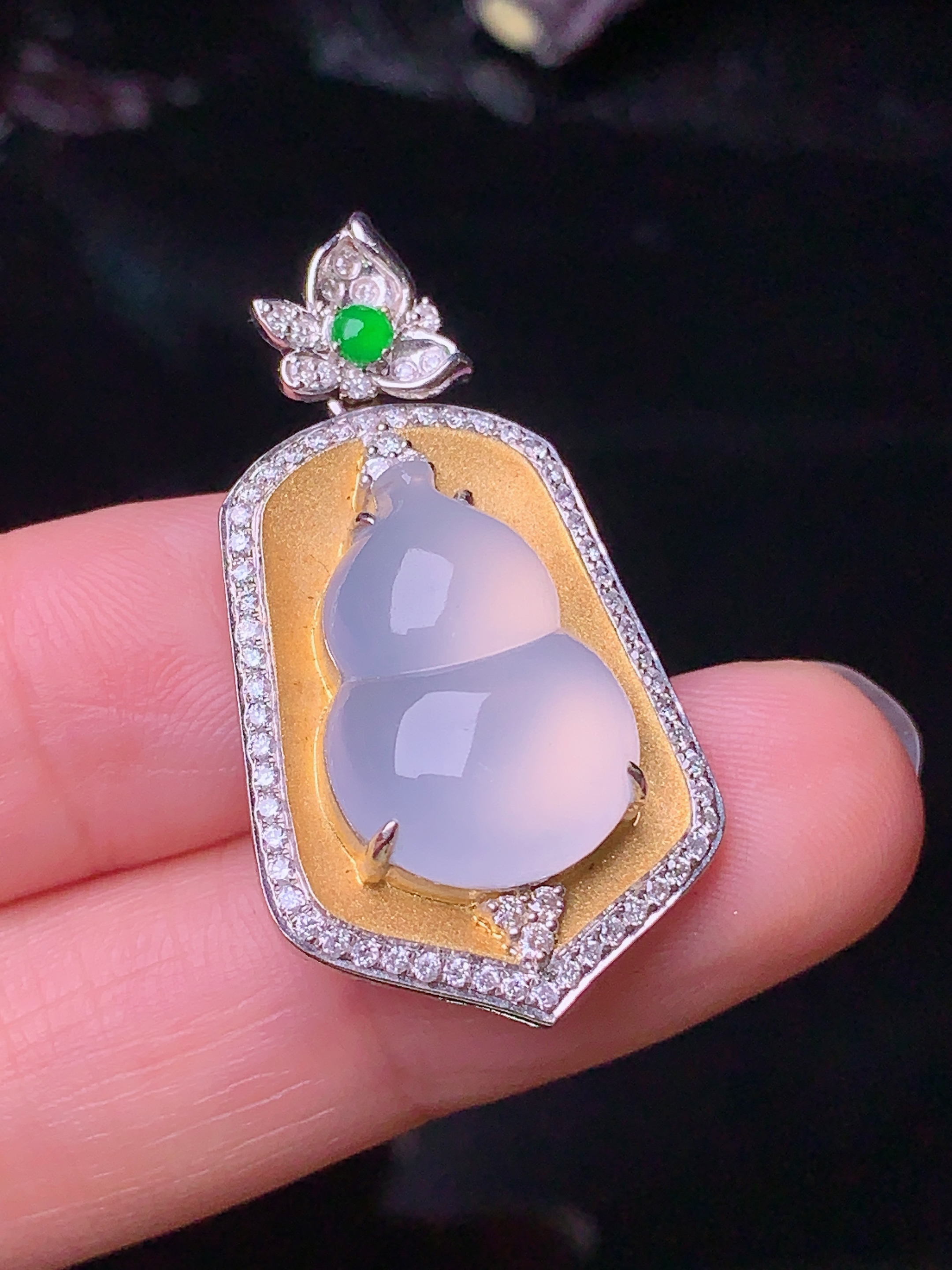 18k金钻镶嵌冰种葫芦吊坠 玉质细腻 色泽艳丽 整体尺寸24*18.5*9