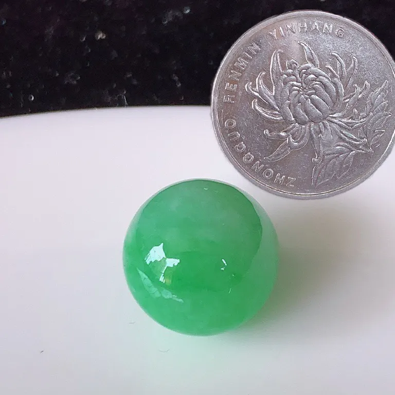 自然光实拍，冰润满绿翡翠路路通、圆珠吊坠，寓意时来运转、财源滚滚，款式新颖时尚，日常百搭的款！ 配图银链#05.31尺寸11.8