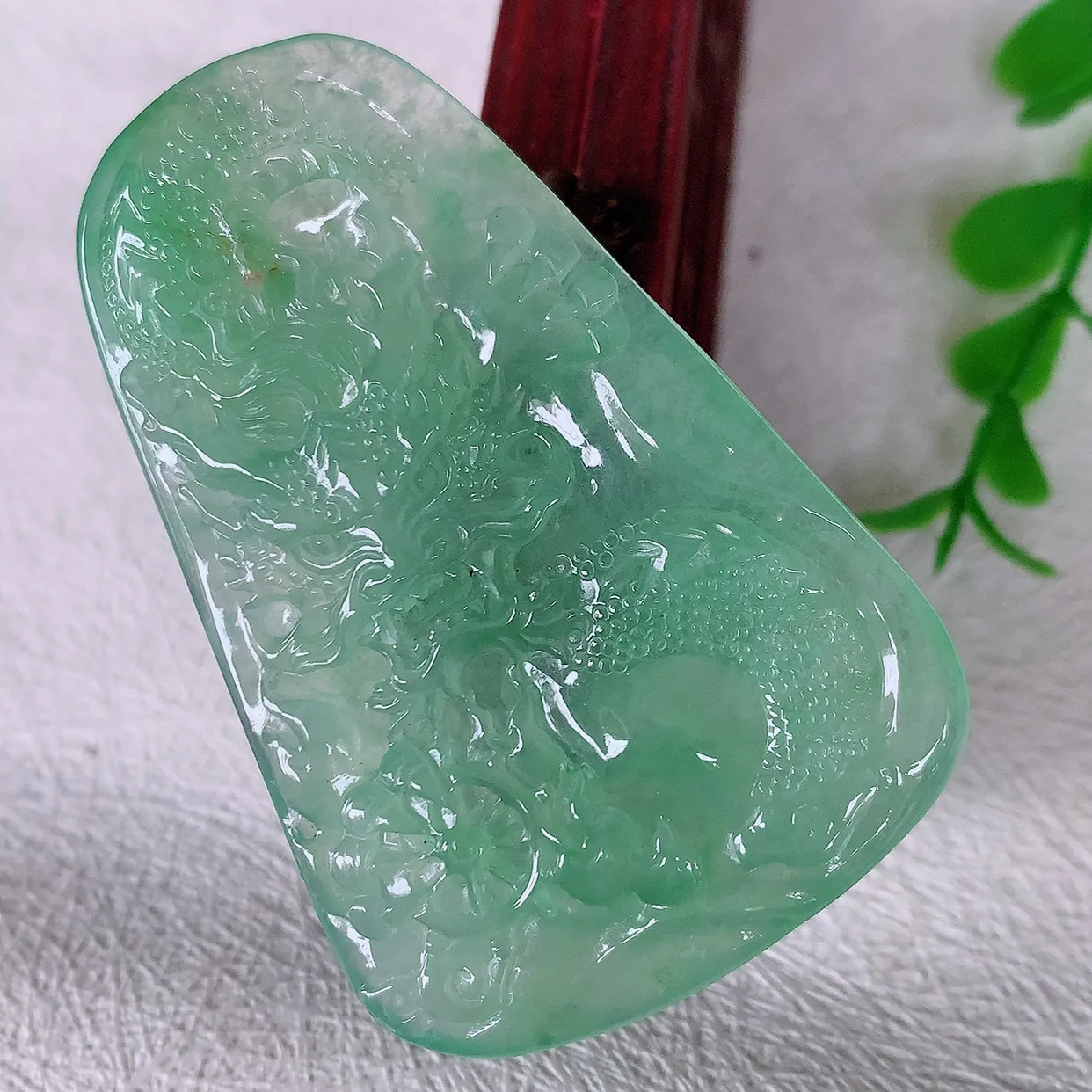 自然光实拍，冰种满绿翡翠龙腾盛世、龙牌吊坠，种水好，雕工立体精致，佩戴霸气时尚！#60.5