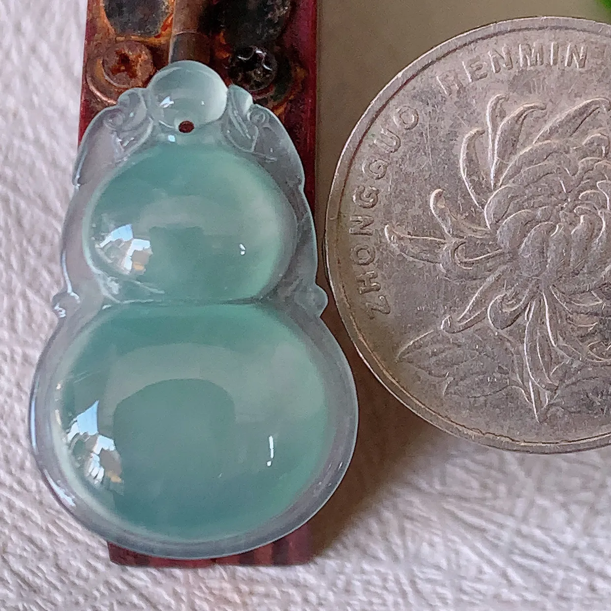 自然光实拍，冰种翡翠葫芦吊坠，葫芦寓意福禄双全，财源滚滚，饱满， 清新脱俗， 佩戴效果优雅迷人！#57.31
