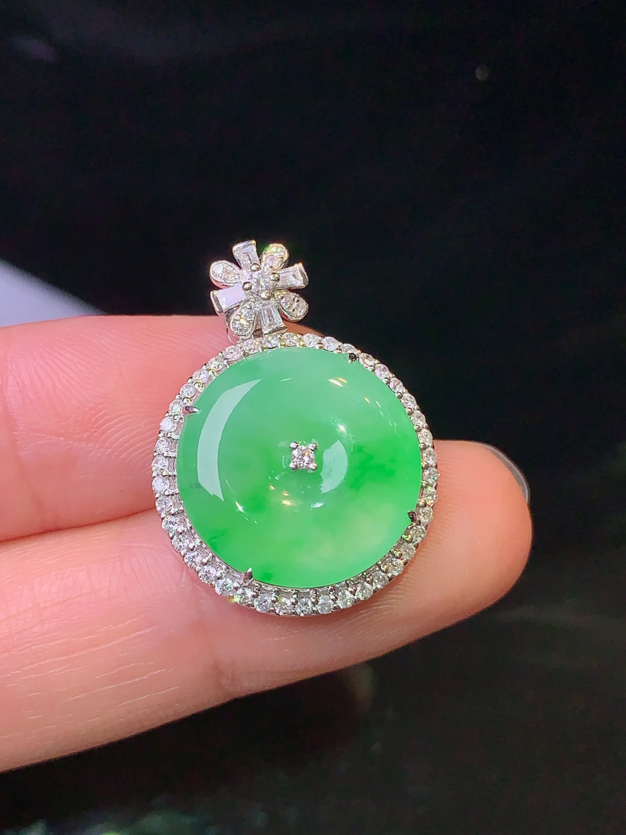 18k金钻镶嵌翠绿平安扣吊坠 玉质细腻 色泽艳丽 整体尺寸25*18.8*7.2