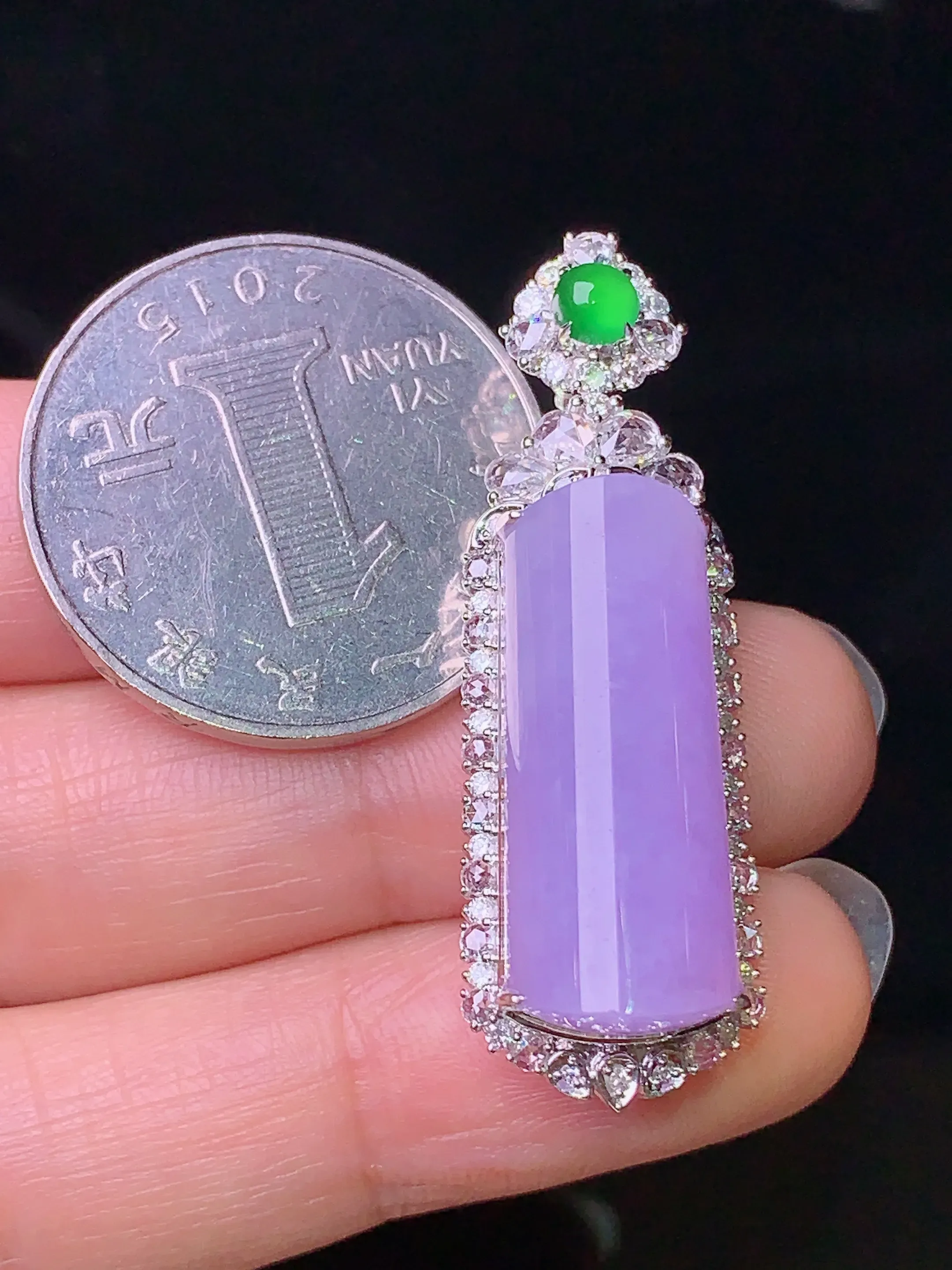 18k金钻镶嵌紫罗兰玉柱吊坠 玉质细腻 色泽艳丽 整体尺寸38.7*13*11.2