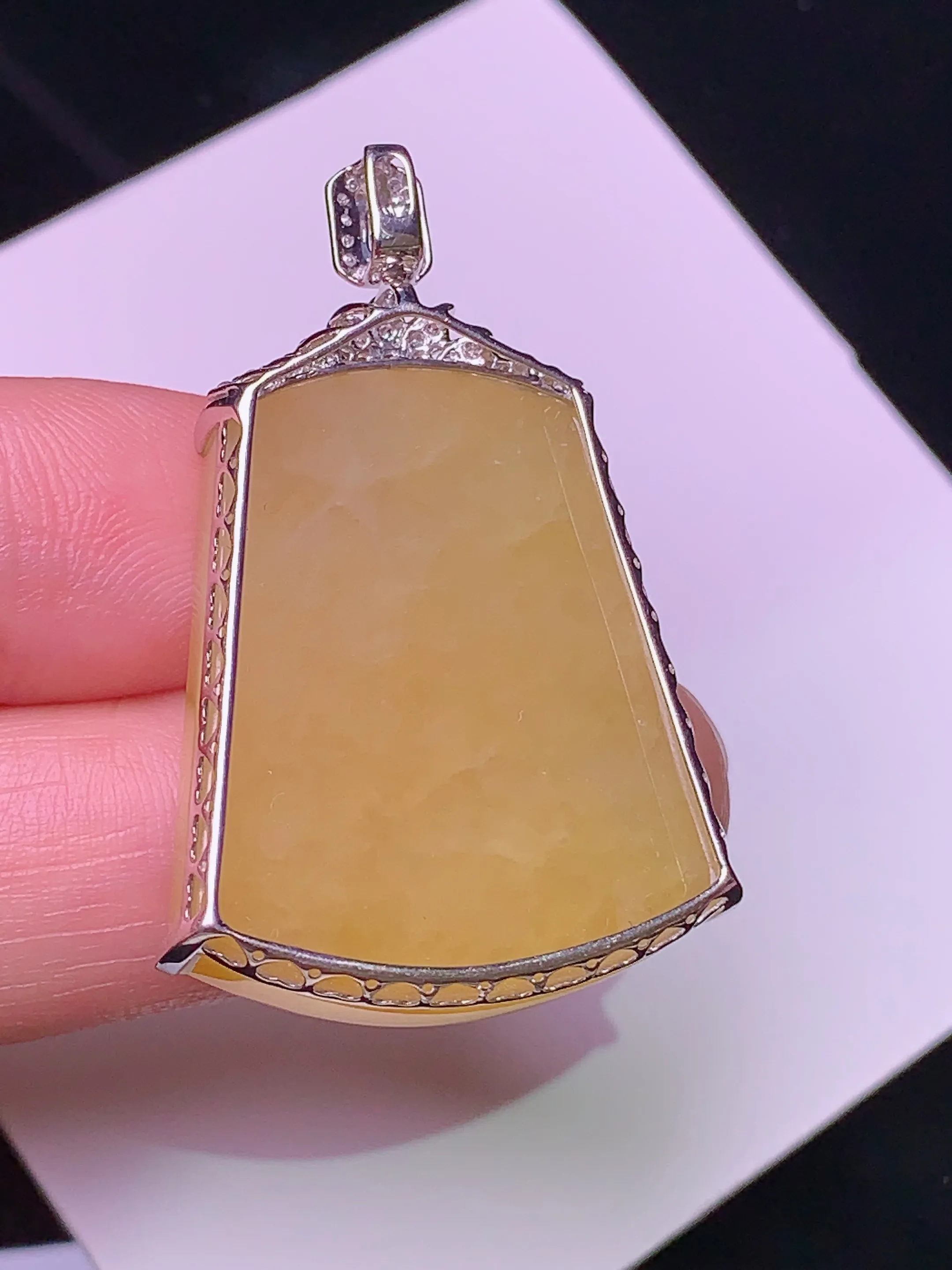 18k金钻镶嵌黄翡无事牌吊坠 玉质细腻 色泽艳丽 整体尺寸28.3*24*6.3