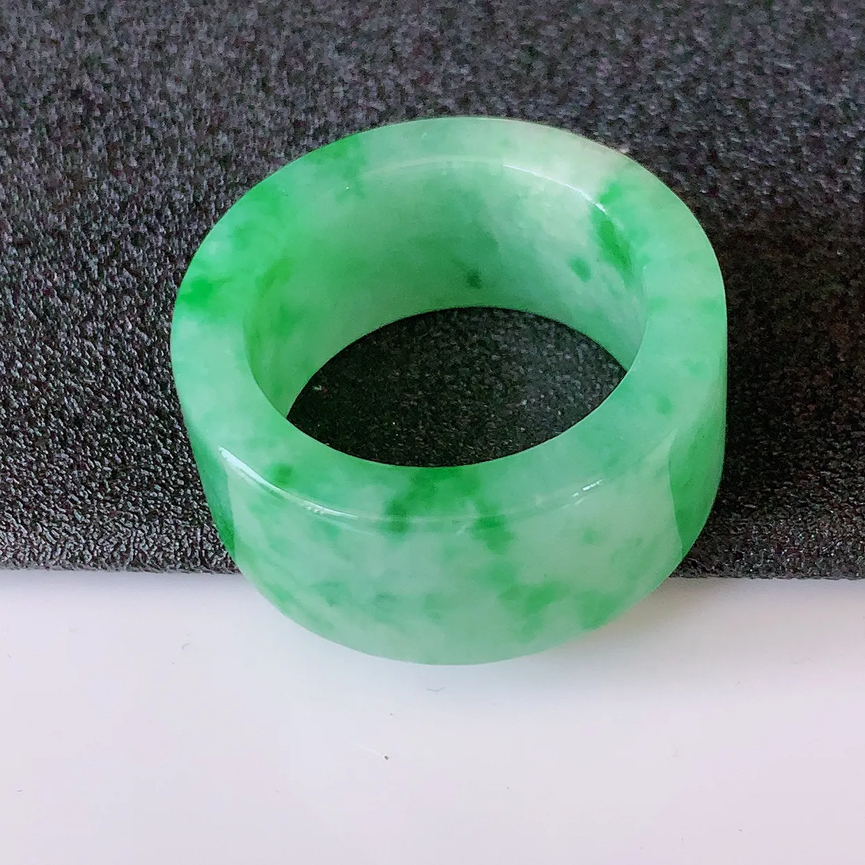 自然光实拍，21mm内径冰飘绿翡翠扳指，冰润指环，玉扳指，戒指，财源滚滚，玉质细腻起胶，26圈口，种水好！#68.31 尺寸21*12*3.9 mm