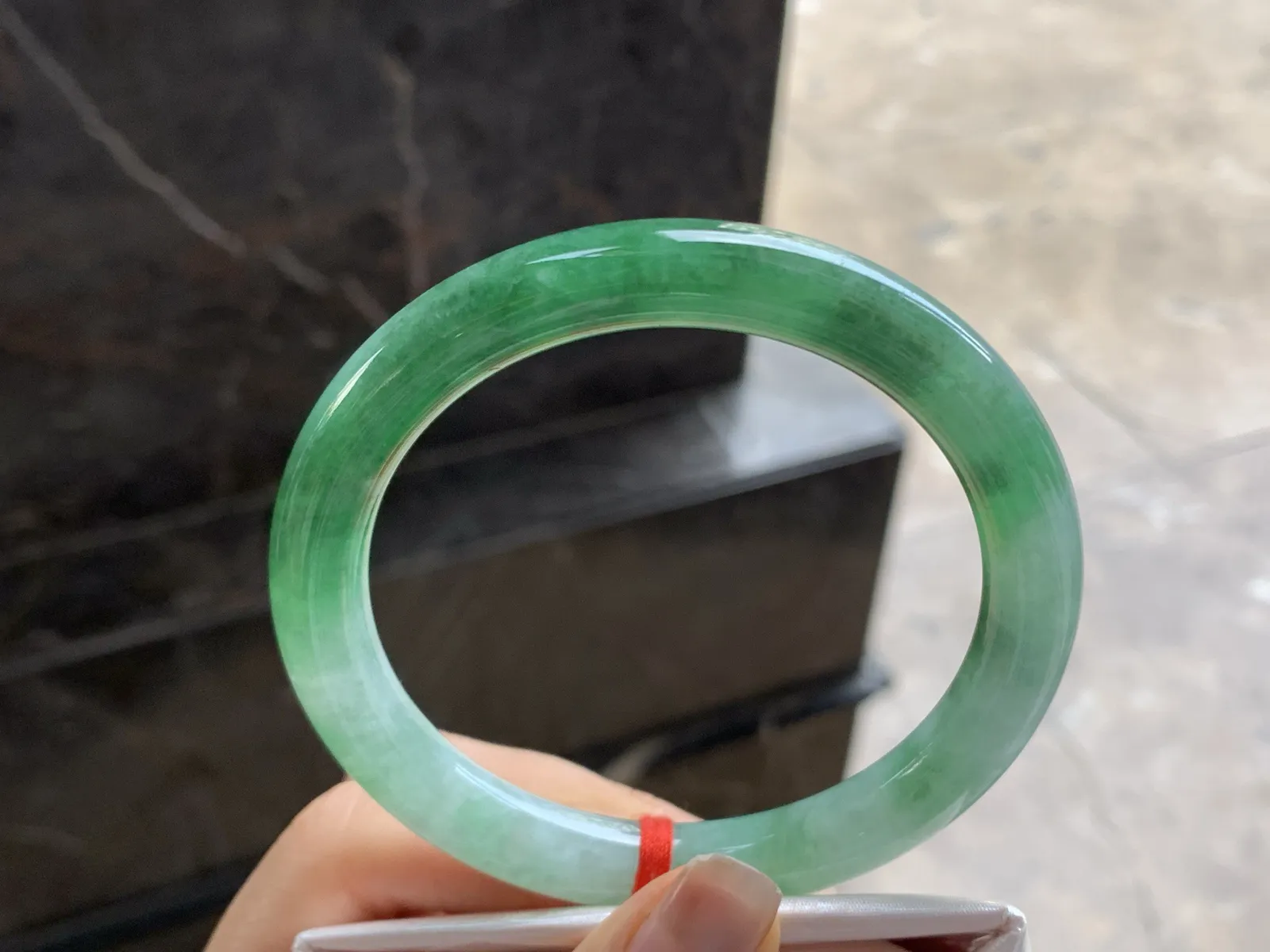 60.5-9.1

辣绿色圆条手镯^_^颜色浓郁 鲜艳