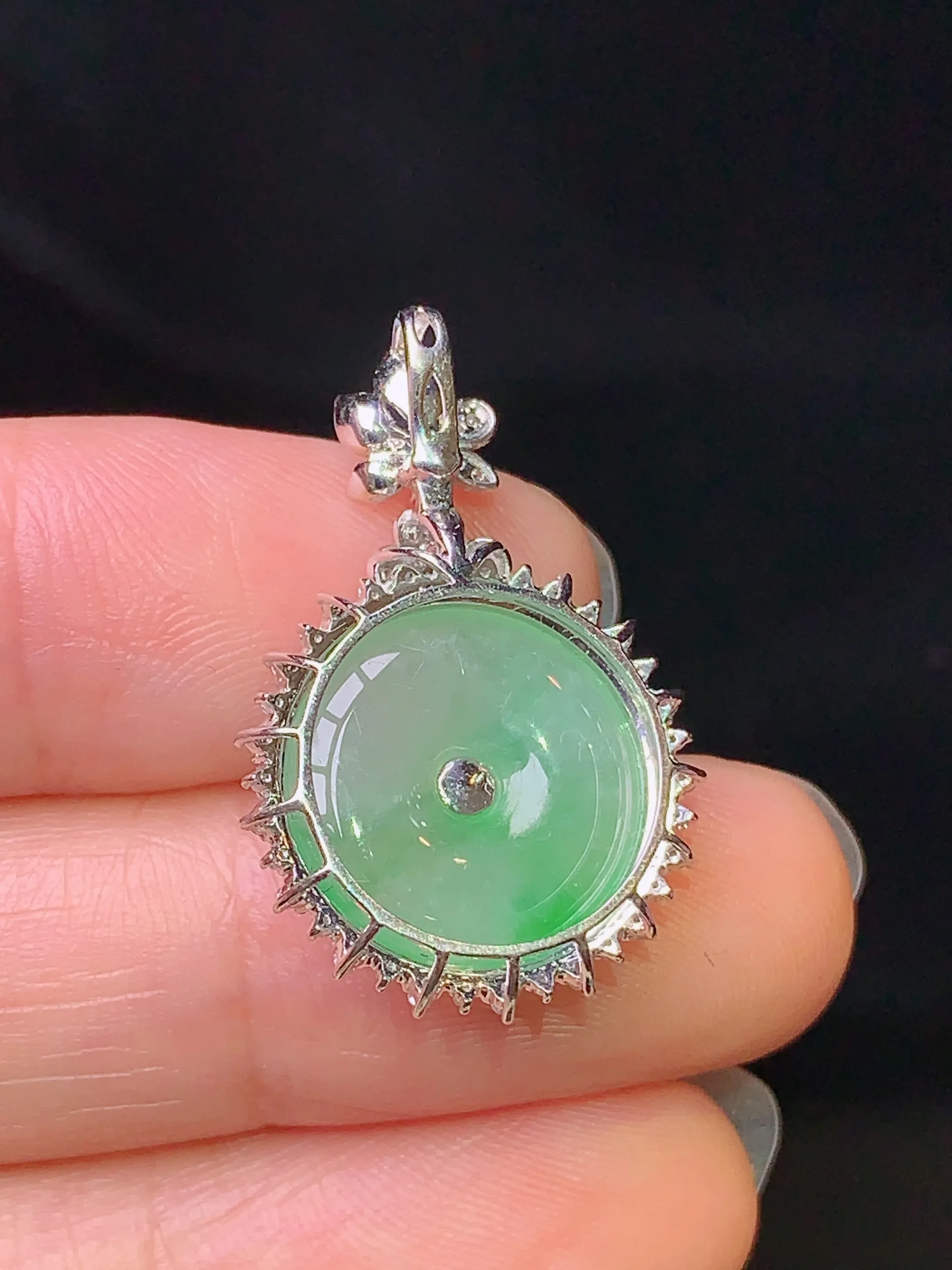 18k金钻镶嵌飘绿平安扣吊坠 玉质细腻 色泽艳丽 整体尺寸26.8*17.6*6.6