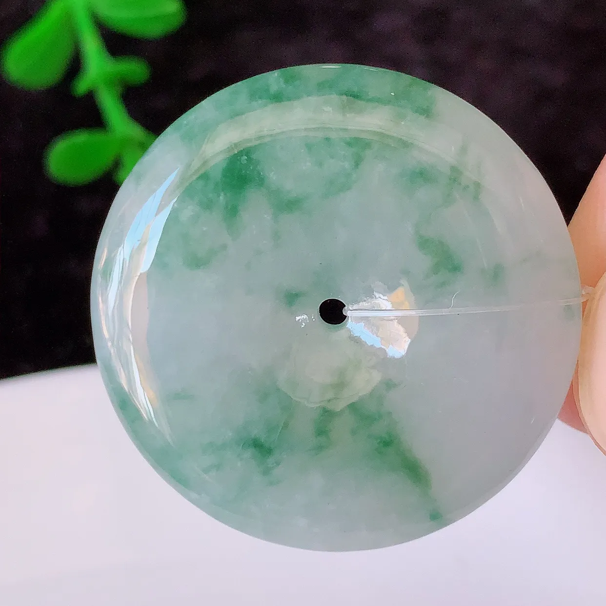 自然光实拍，冰飘花翡翠平安扣吊坠，形体饱满圆润，平安扣肥嘟嘟的，平平安安，种水很好， 配戴精美！#49.31