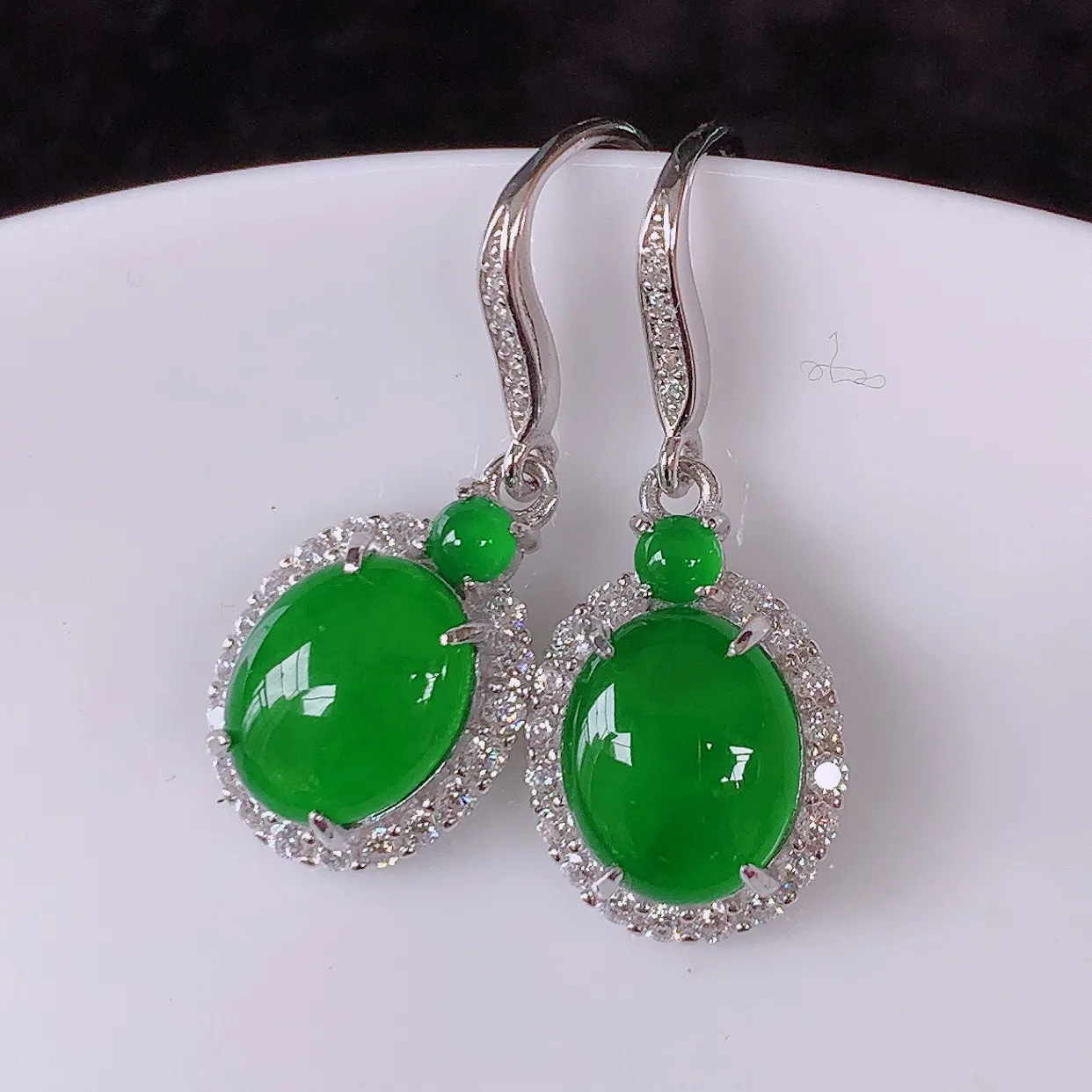 冰透满绿翡翠925银镶嵌耳坠，自然光实拍，翠色灵动，颜色漂亮，种老水足，品相佳，佩戴佳品！#97.5整体27*11*5裸石9.5*7.5