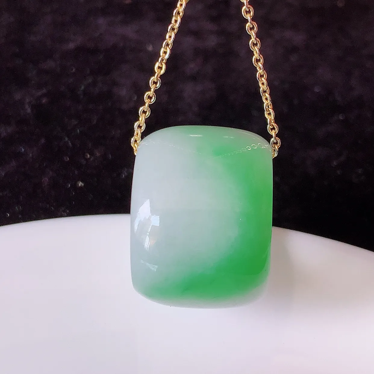 自然光实拍，冰润飘绿翡翠路路通吊坠，寓意好运连连，路路畅通，经典款式，财运滚滚， 路路通，佩戴效果更好！ 配图银链子#68.31