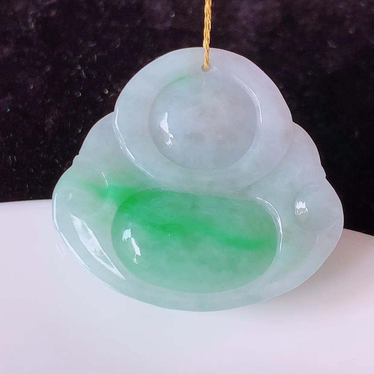 自然光实拍，冰润飘绿佛公吊坠，翡翠开心笑佛，种老水足，颜色漂亮， 立体饱满圆润， 佩戴效果赞#00.31