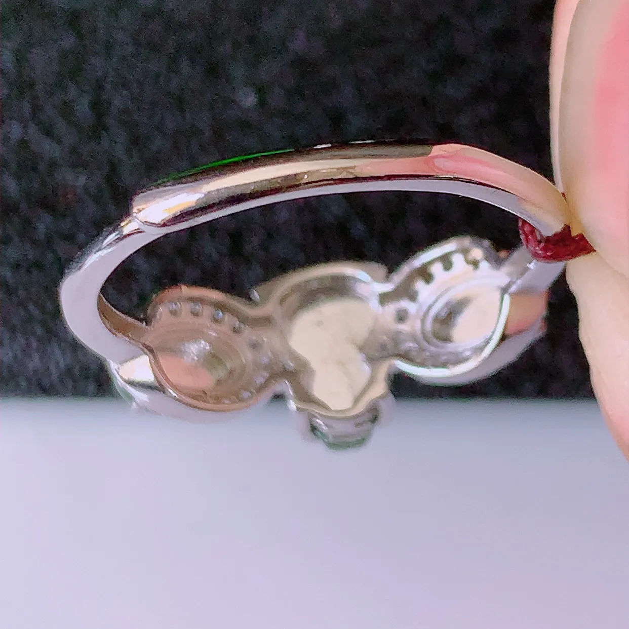 冰透满绿翡翠925银镶嵌戒指，自然光实拍，翠色灵动，颜色漂亮，种老水足，品相佳，佩戴佳品！#97.31（圈口可调大小）整体22.5 * 18.2*5裸石8*6mm