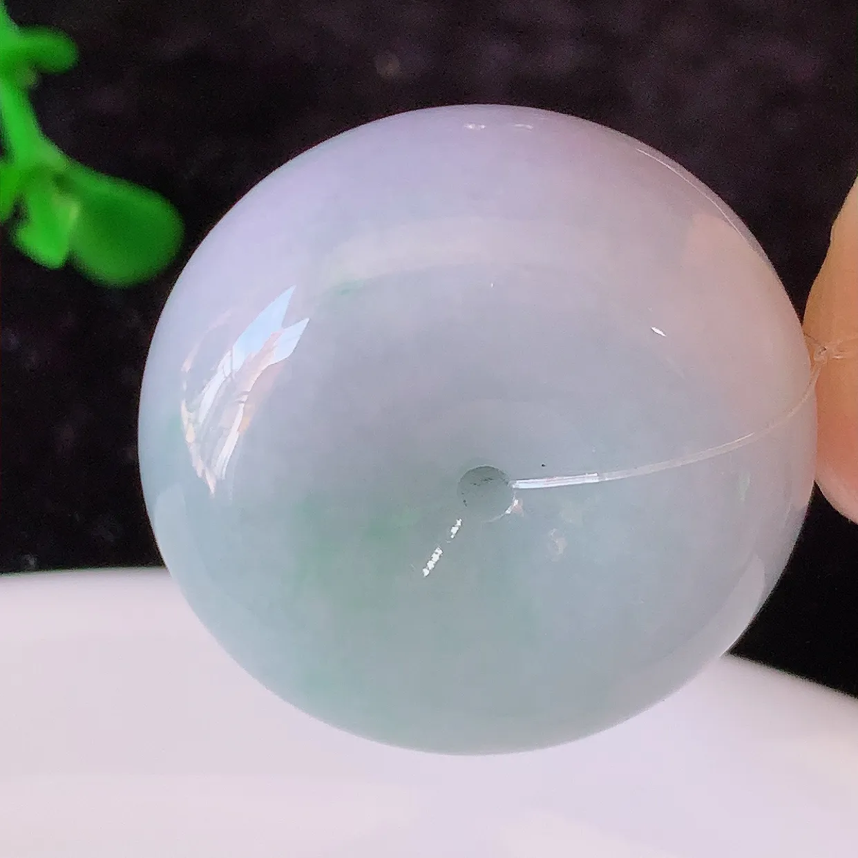 自然光实拍，冰润春带彩翡翠平安扣吊坠，形体饱满圆润，平安扣肥嘟嘟的， 平平安安，种水很好， 配戴精美！#49.31