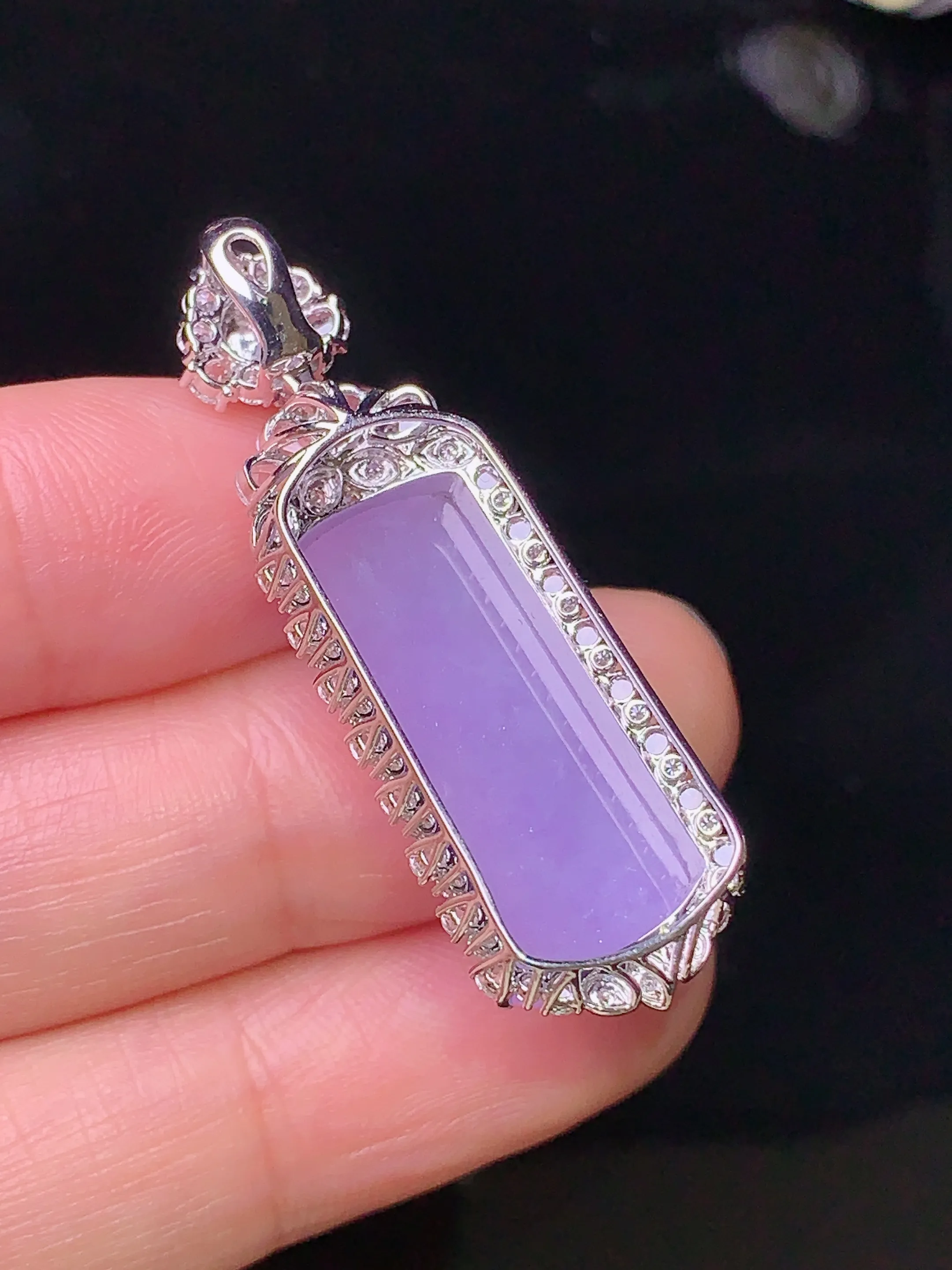 18k金钻镶嵌紫罗兰玉柱吊坠 玉质细腻 色泽艳丽 整体尺寸38.7*13*11.2