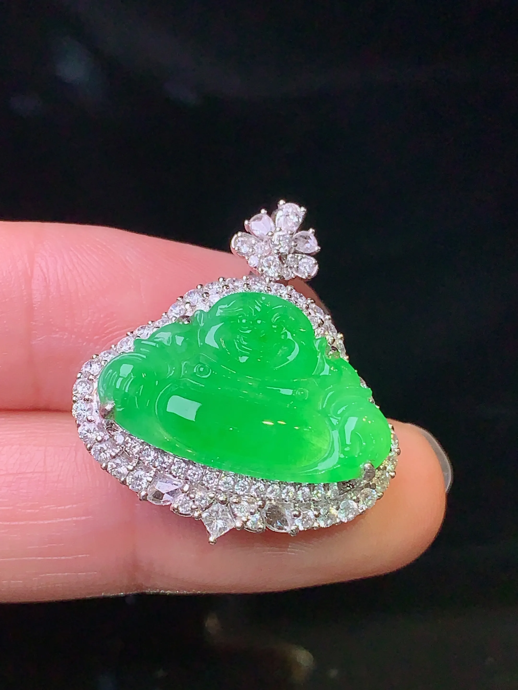 18k金钻镶嵌翠绿佛公吊坠 玉质细腻 色泽艳丽 整体尺寸27*24*10