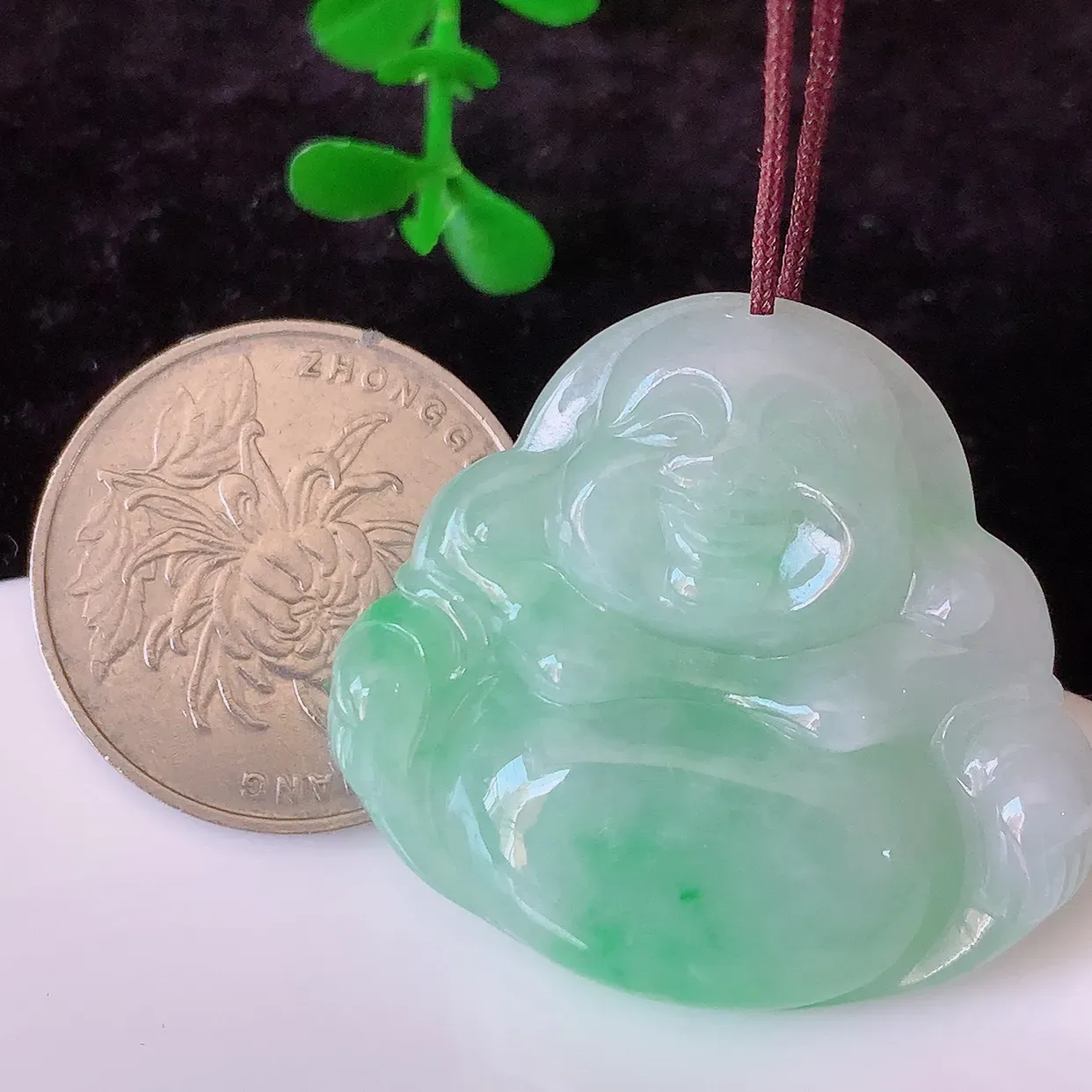 自然光实拍，冰润飘绿佛公吊坠，翡翠保平安佛公吊坠，玉质莹润， 佩戴佳品，#75.31