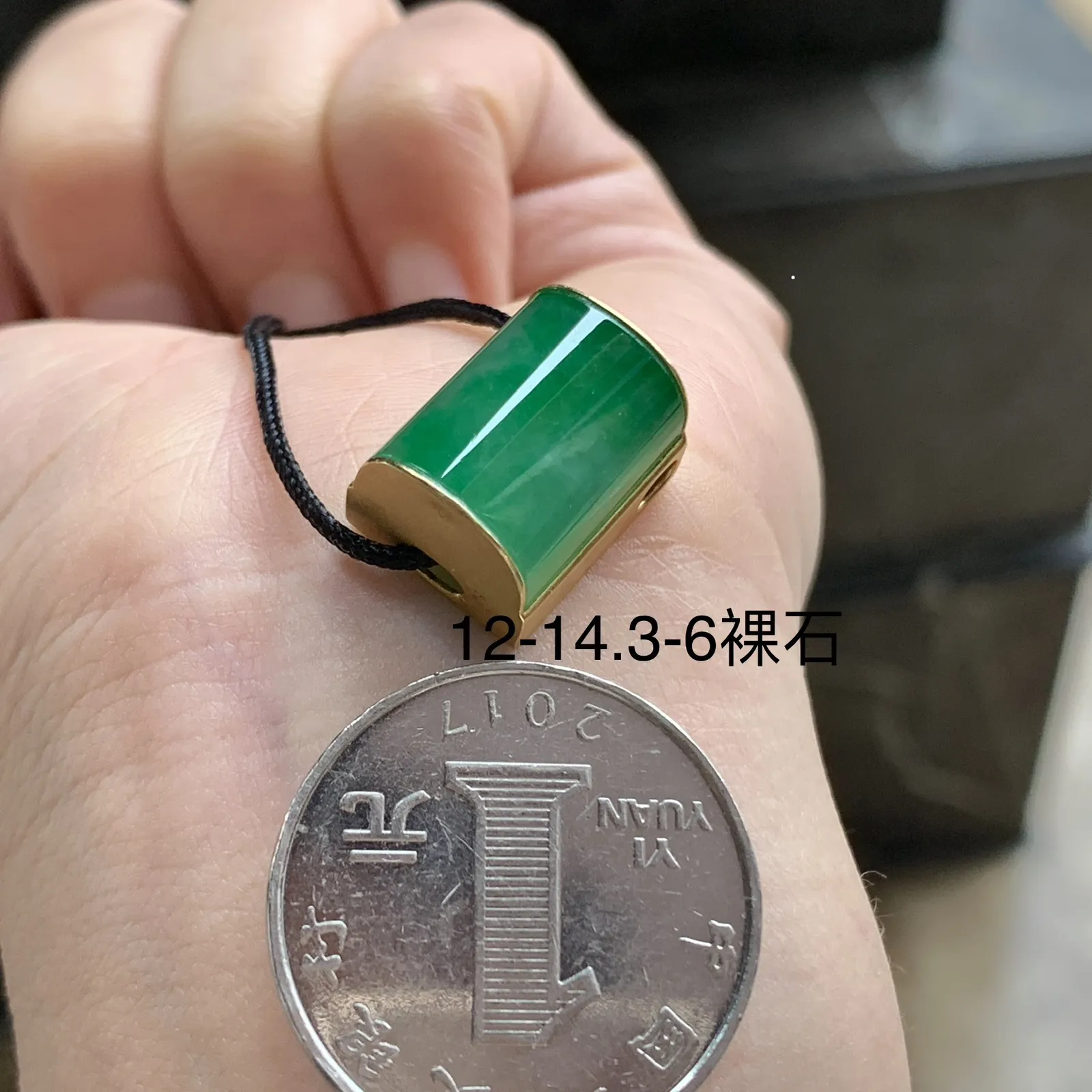 18k金镶嵌辣绿色吊坠^_^颜色鲜艳 玉质温润起光