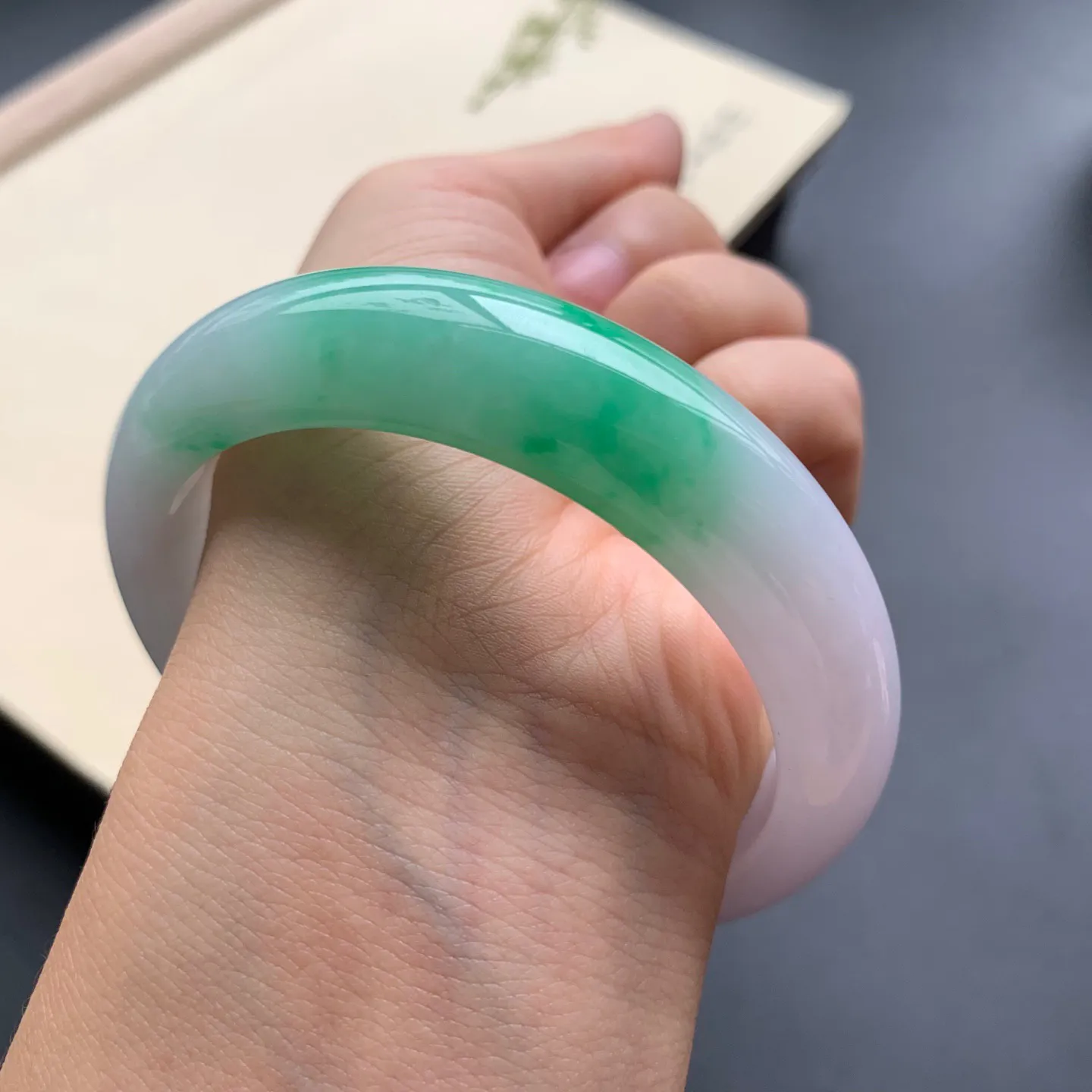 57圈口辣绿正圈手镯 尺寸：57-14-8.3，无纹裂，色泽靓丽，优美迷人