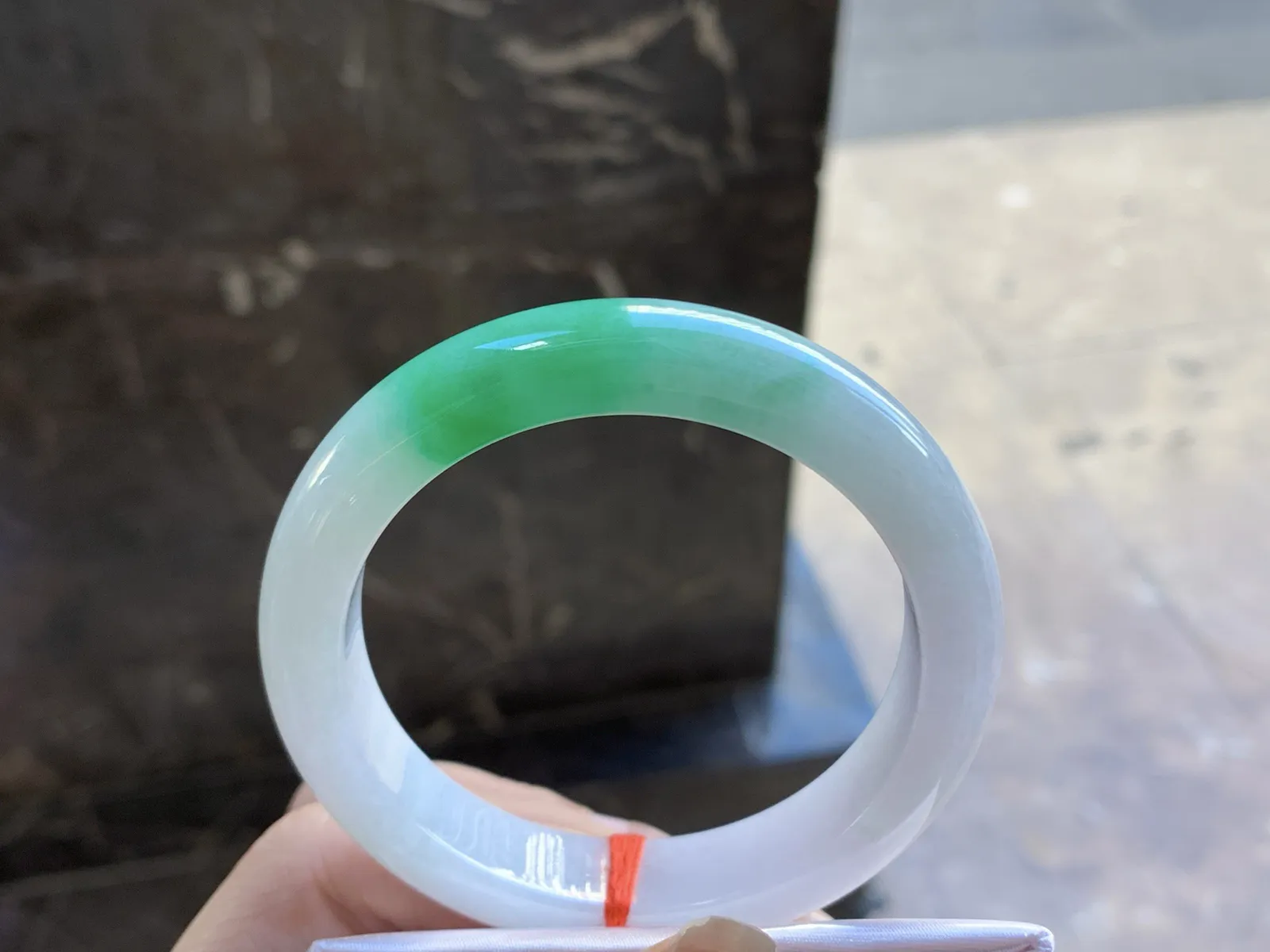 55-12.5-8.8

带色手镯^_^底妆白净