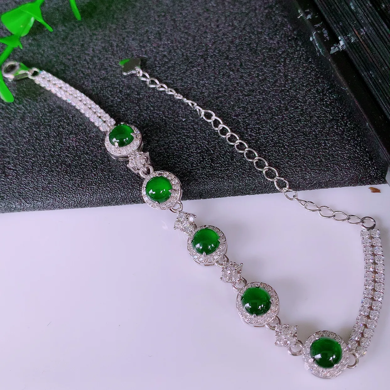 冰透满绿翡翠925银镶嵌手链，自然光实拍，翠色灵动，颜色漂亮，种老水足，品相佳，佩戴佳品！#97.5整体7.7*7.7*5.6裸石5*5