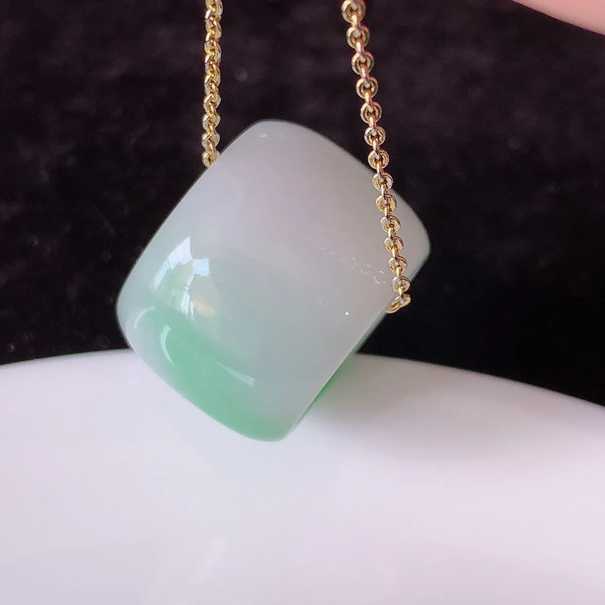 自然光实拍，冰润飘绿翡翠路路通吊坠，寓意好运连连，路路畅通，经典款式，财运滚滚， 路路通，佩戴效果更好！ 配图银链子#68.31